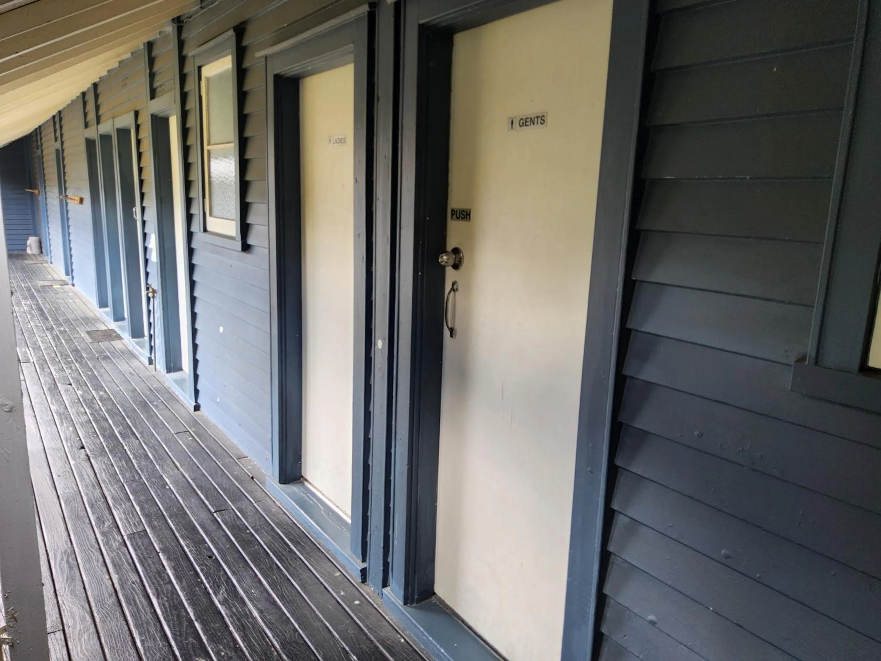 Shower in LKNZ Lodge & Cafe