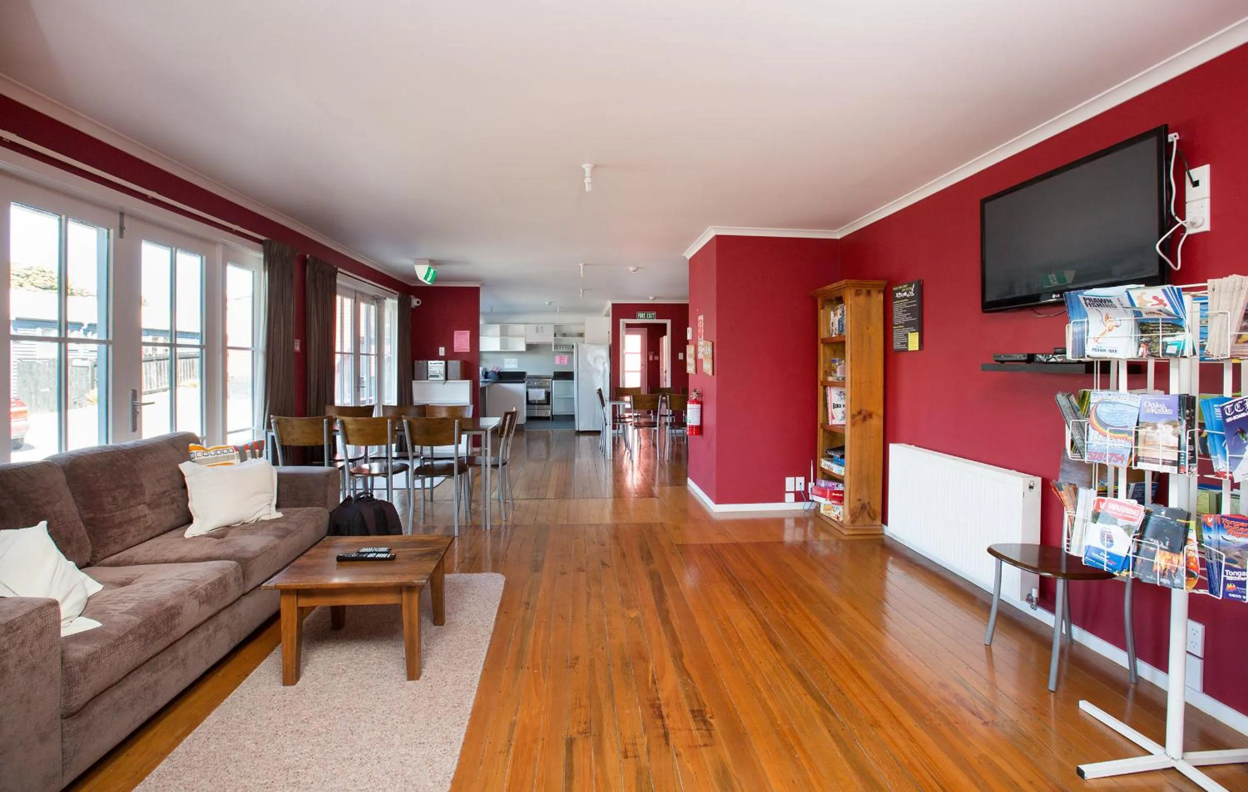 Communal lounge/ TV room in LKNZ Lodge & Cafe