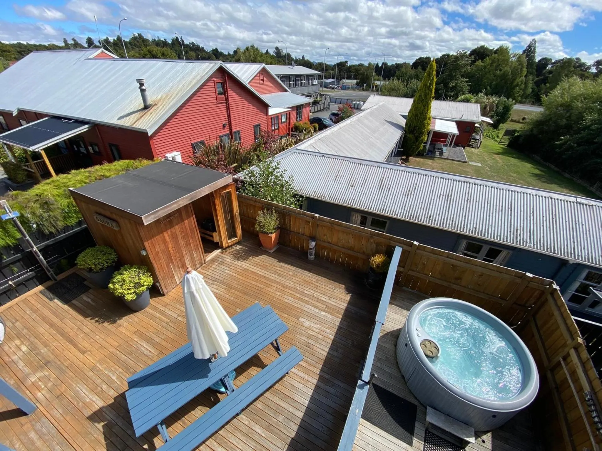 Hot Tub in LKNZ Lodge & Cafe