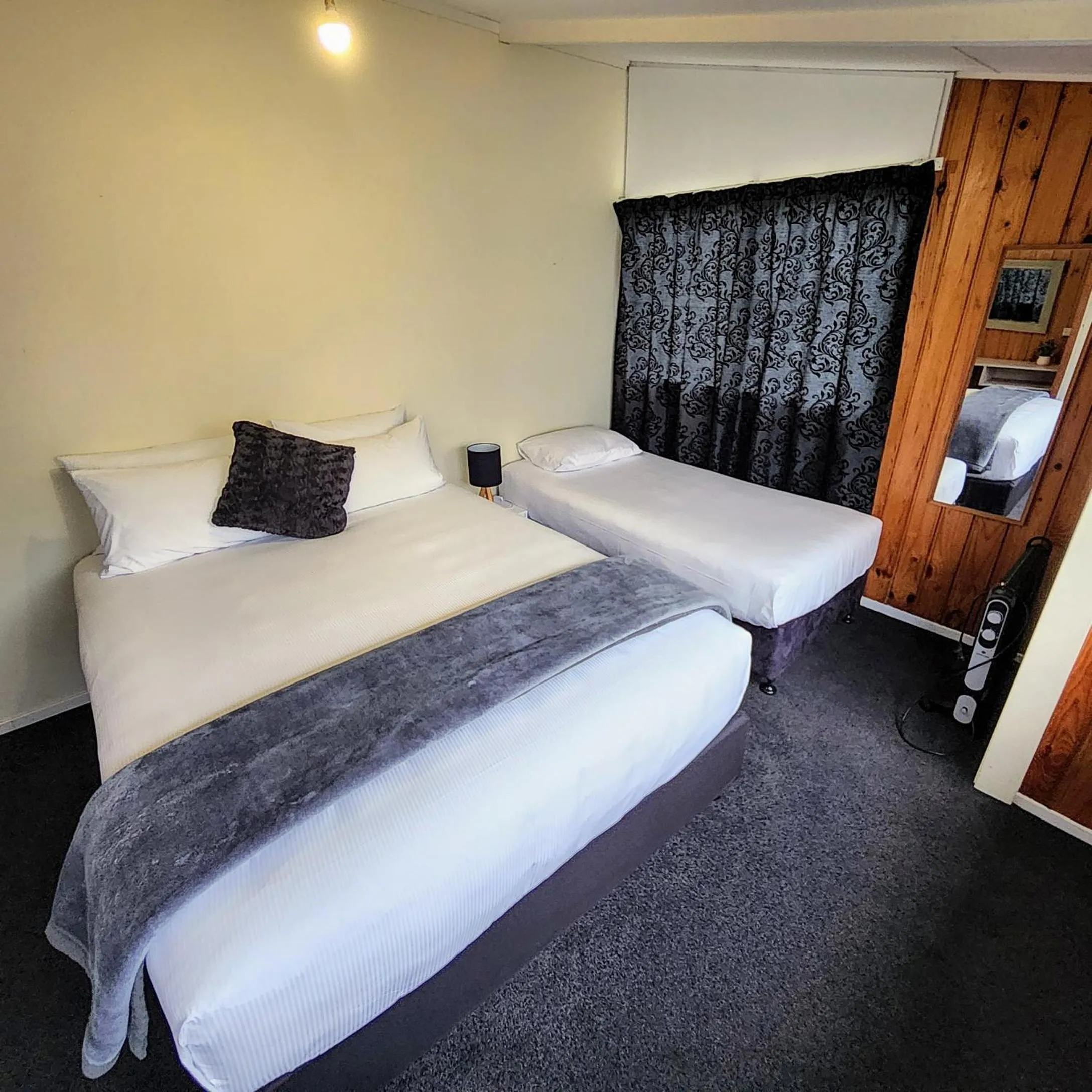 Bed in LKNZ Lodge & Cafe