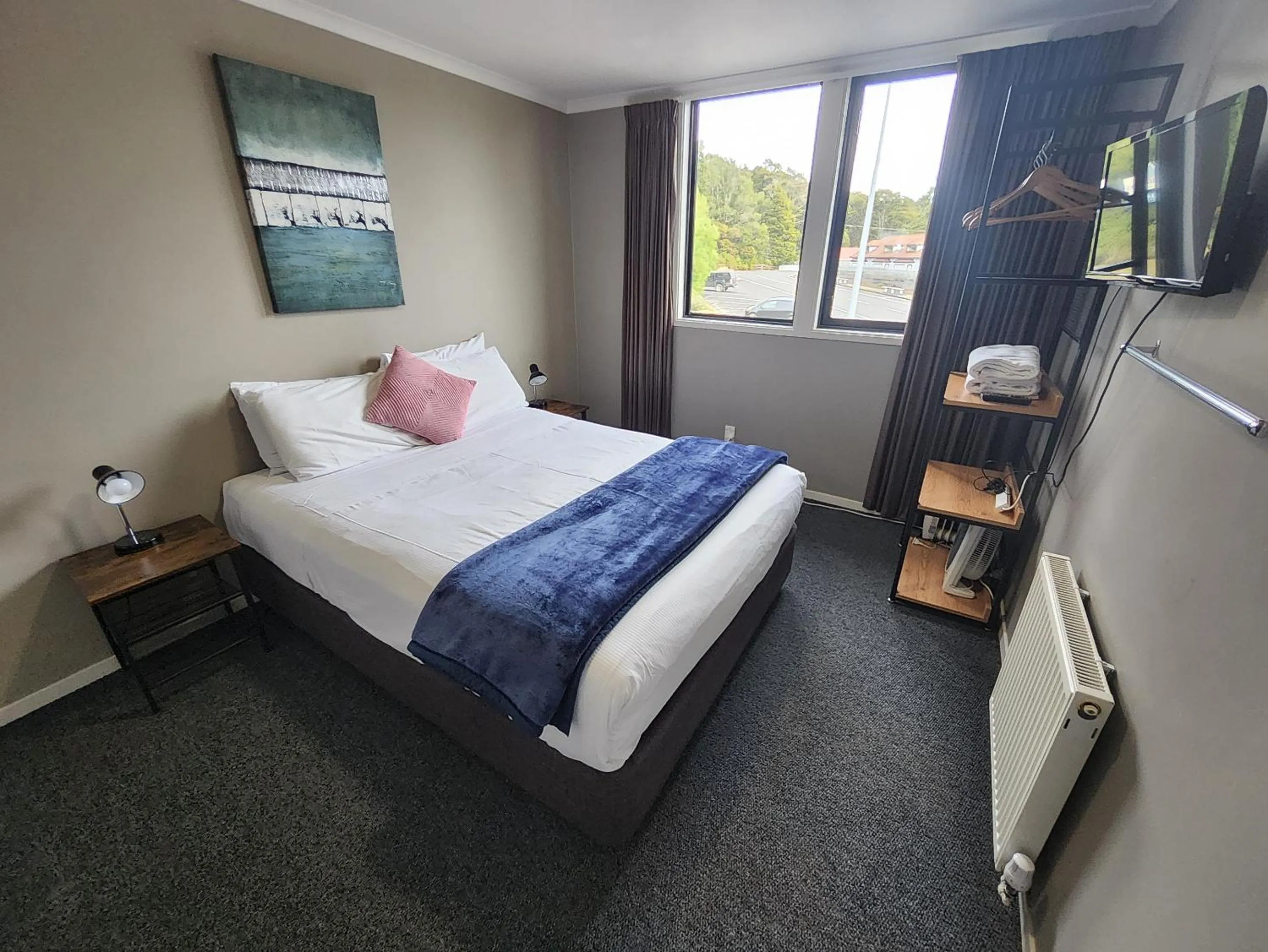 Photo of the whole room, Bed in LKNZ Lodge & Cafe