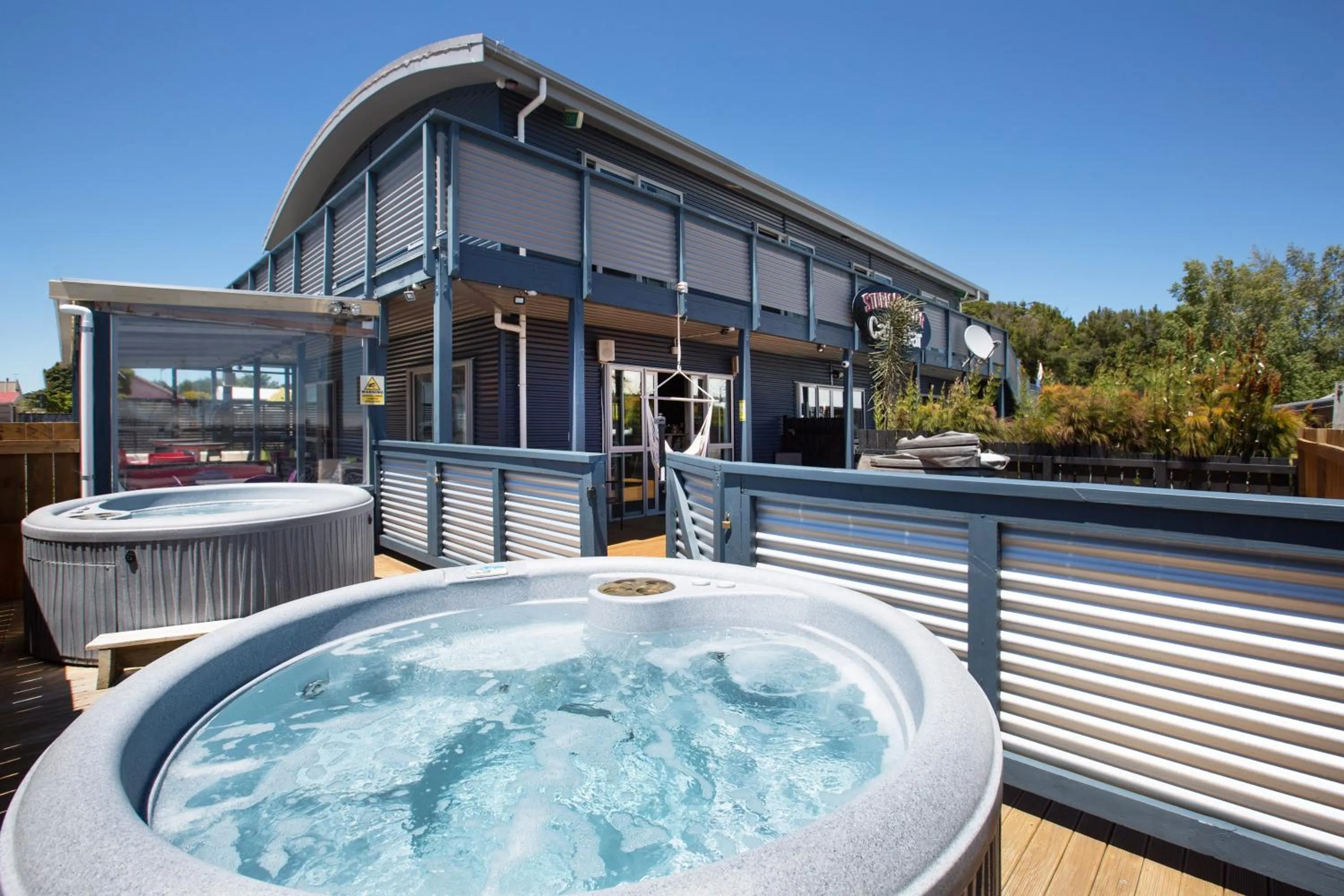 Hot Tub in LKNZ Lodge & Cafe