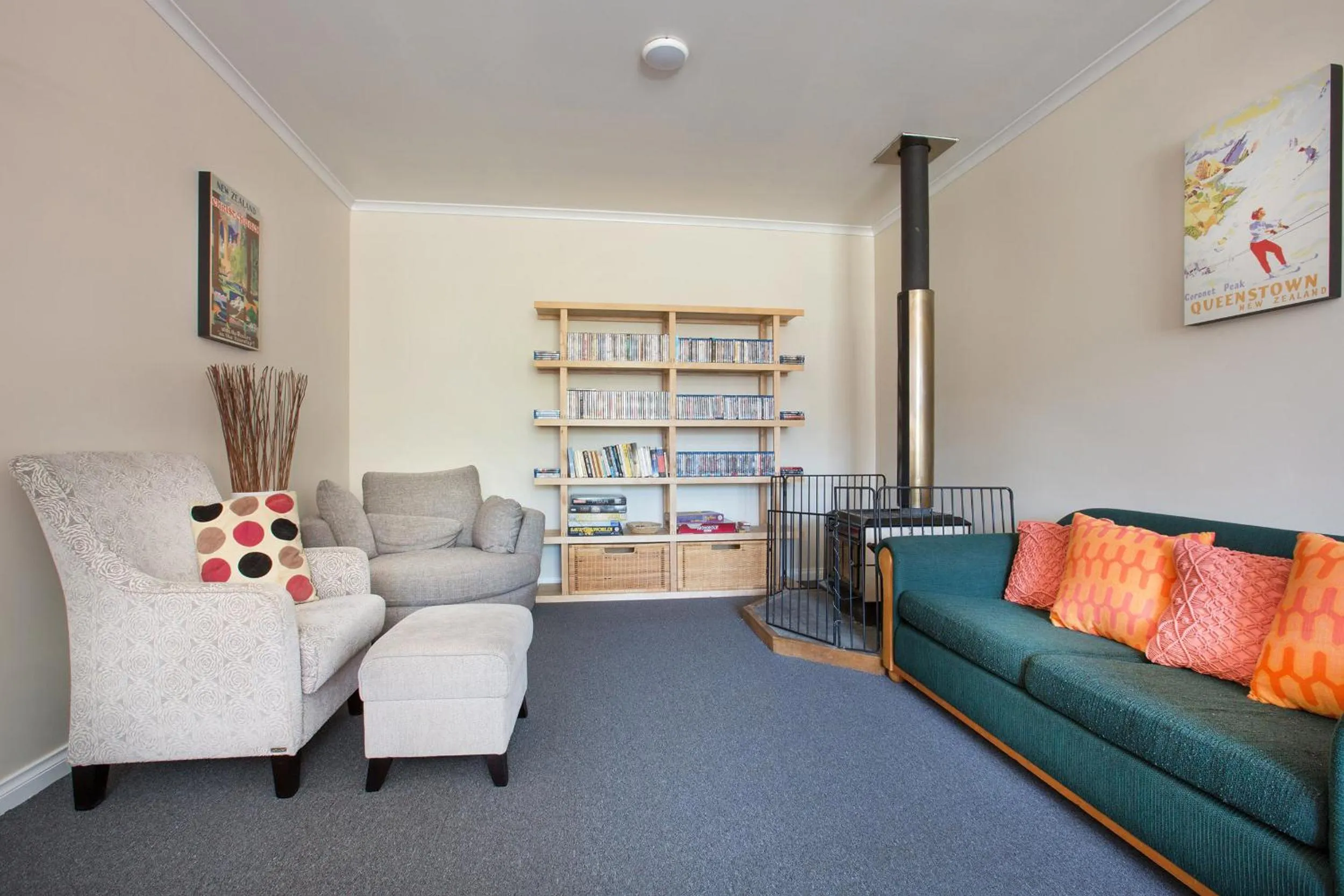 Communal lounge/ TV room in LKNZ Lodge & Cafe