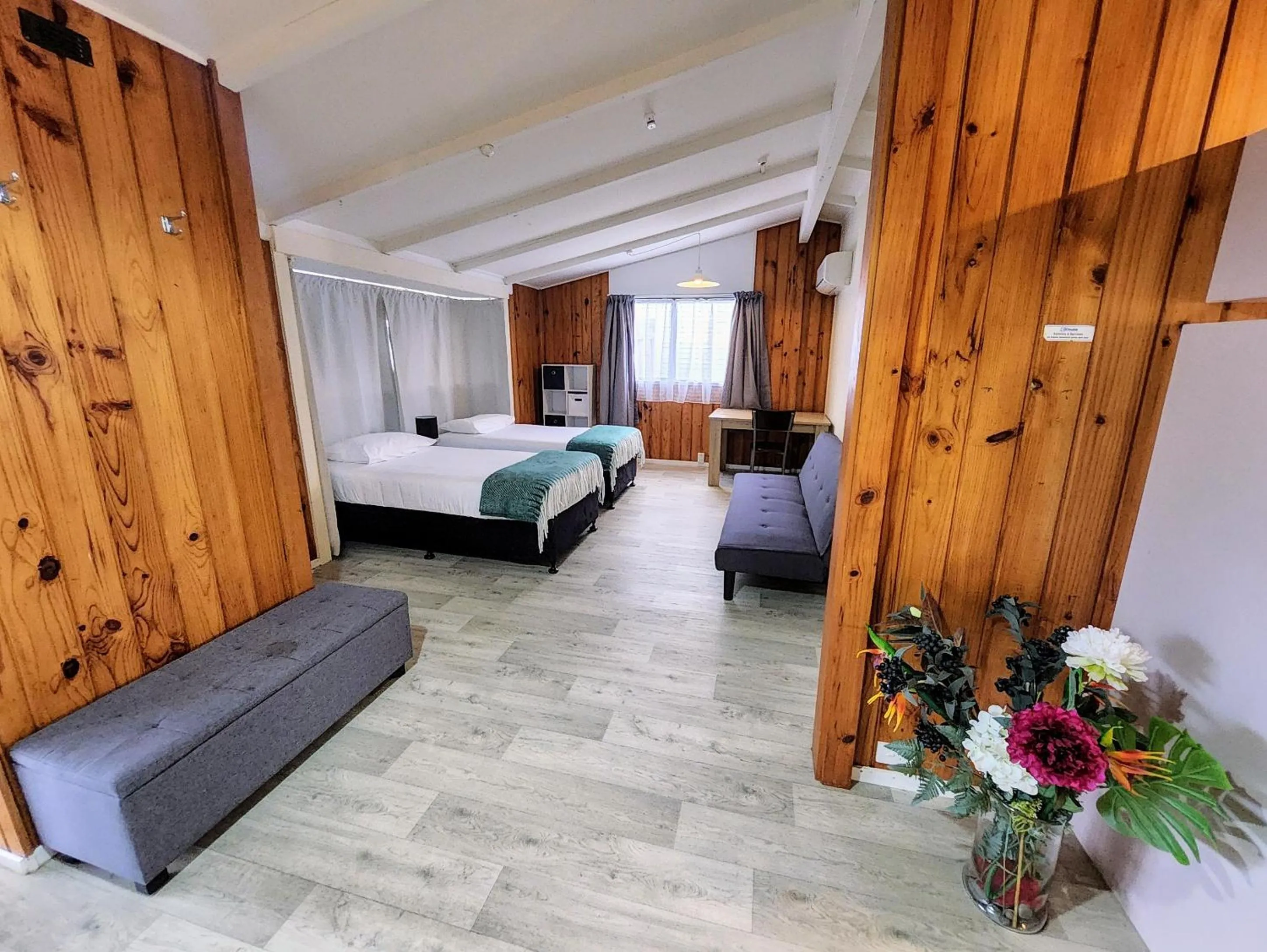 Living room, Bed in LKNZ Lodge & Cafe