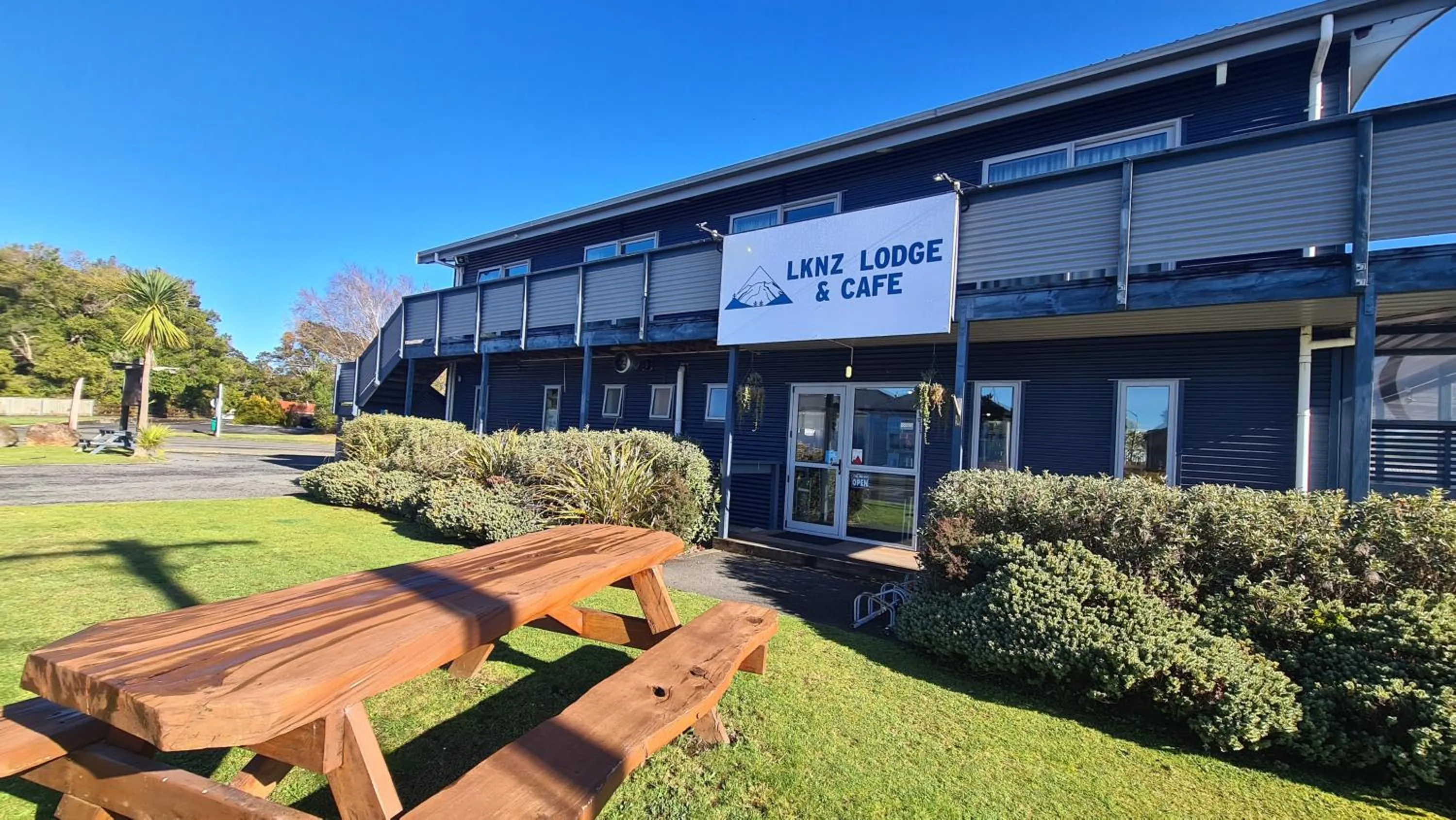Property building in LKNZ Lodge & Cafe