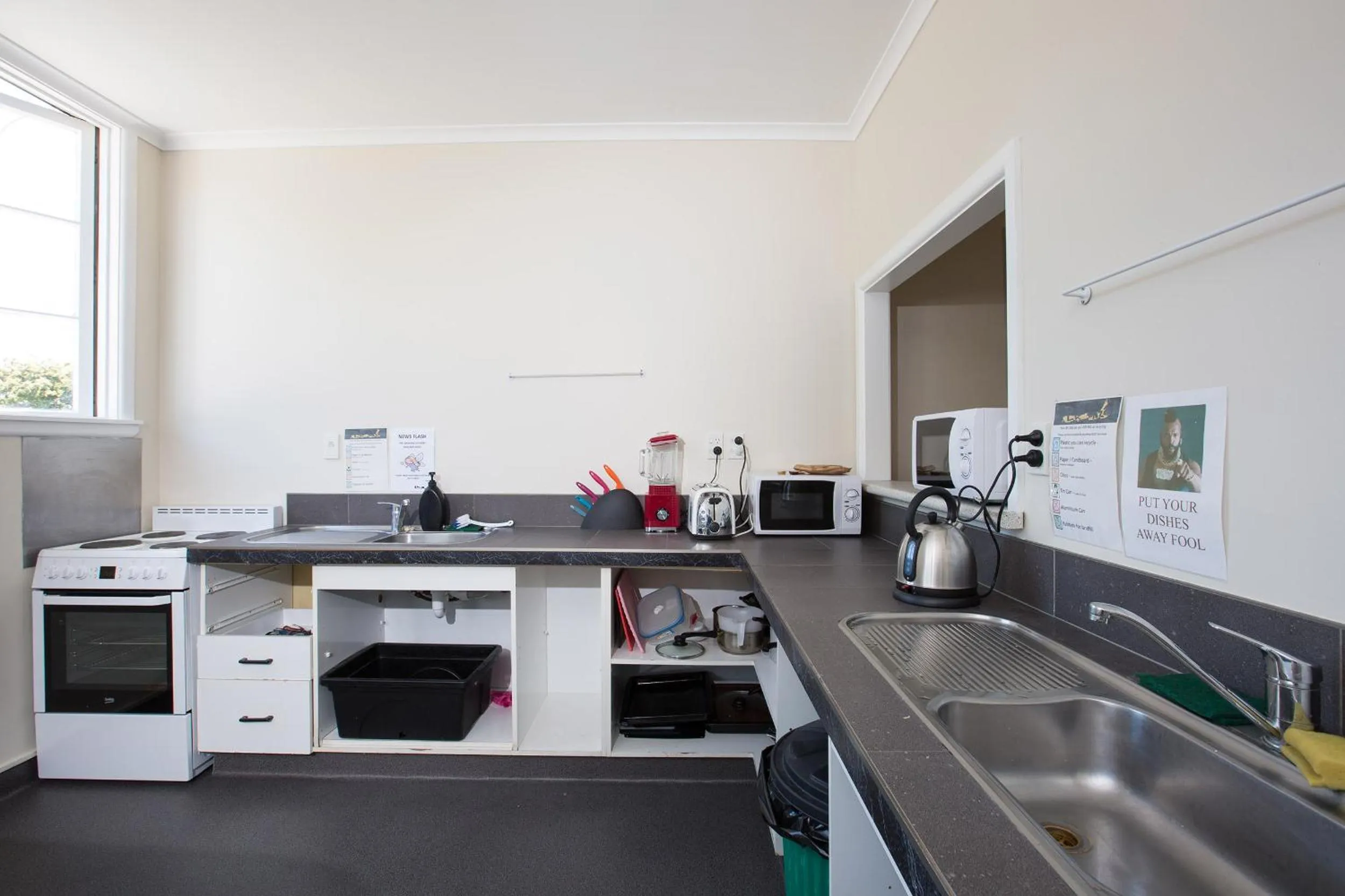 Kitchen or kitchenette in LKNZ Lodge & Cafe