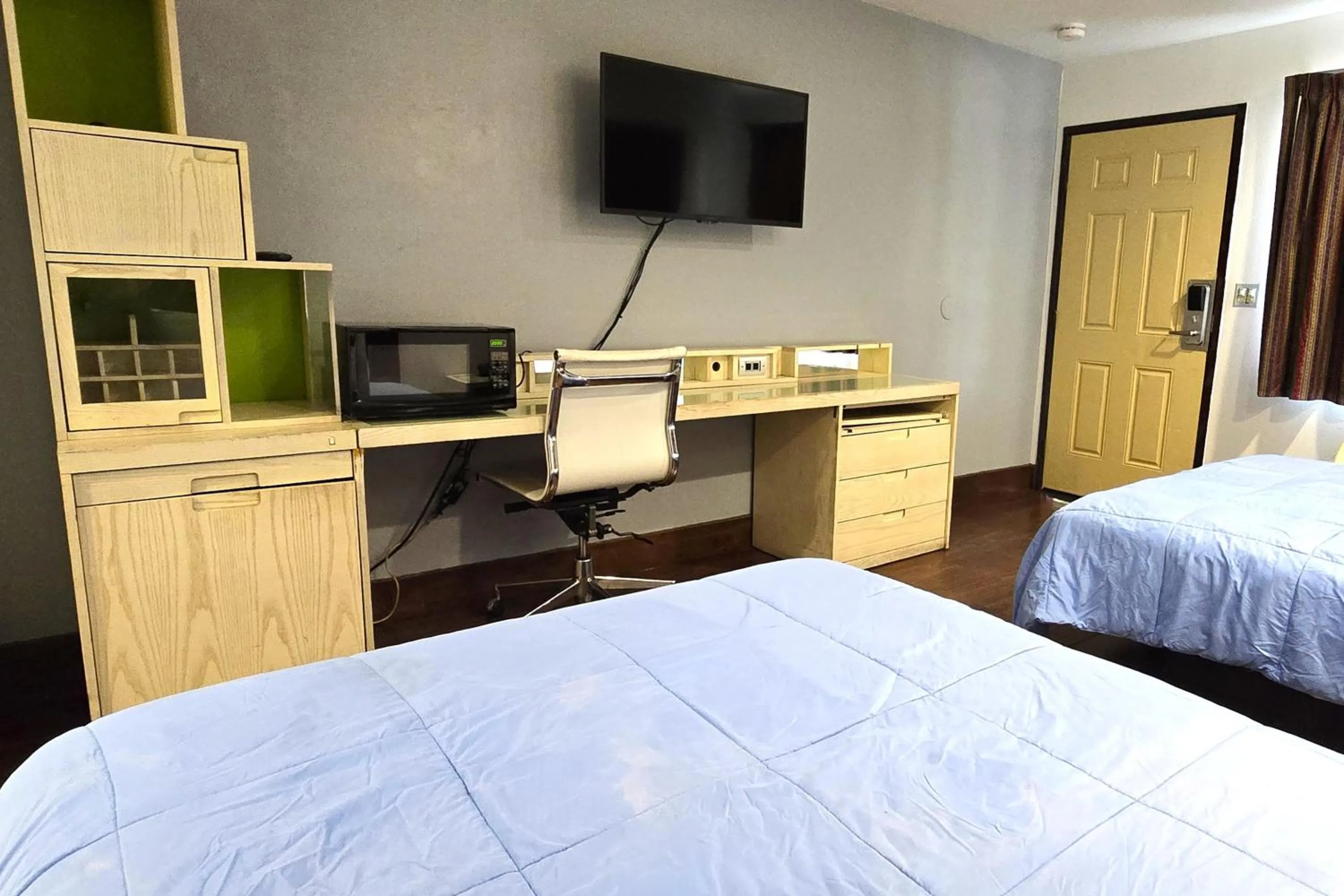 Bedroom, Bed in Century Motel Buena Park Anaheim CA 91