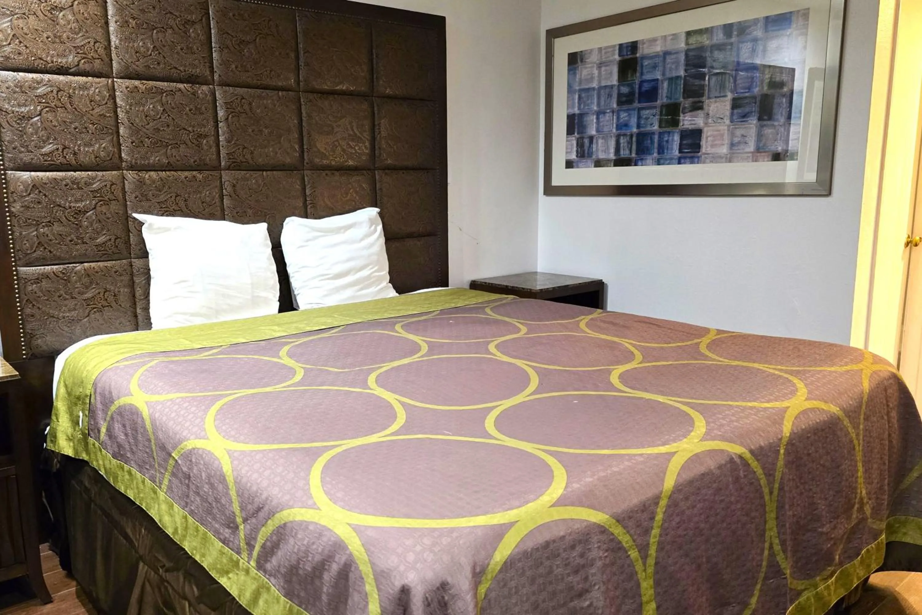 Bedroom, Bed in Century Motel Buena Park Anaheim CA 91