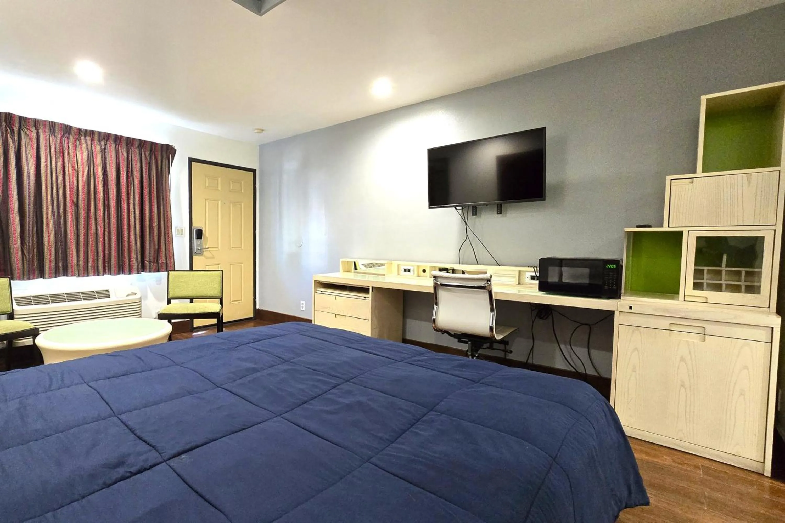 Bedroom, Bed in Century Motel Buena Park Anaheim CA 91