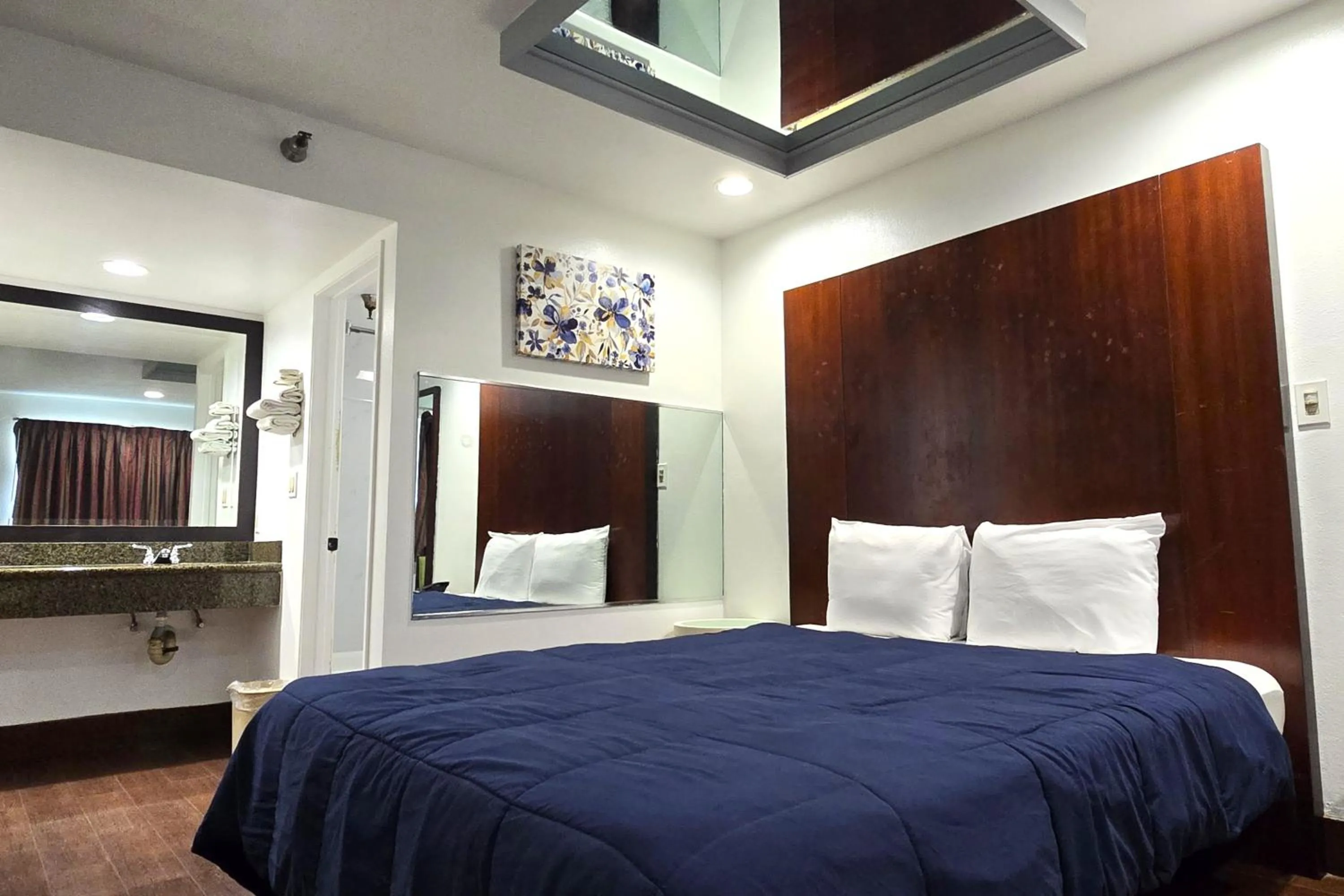 Bedroom, Bed in Century Motel Buena Park Anaheim CA 91