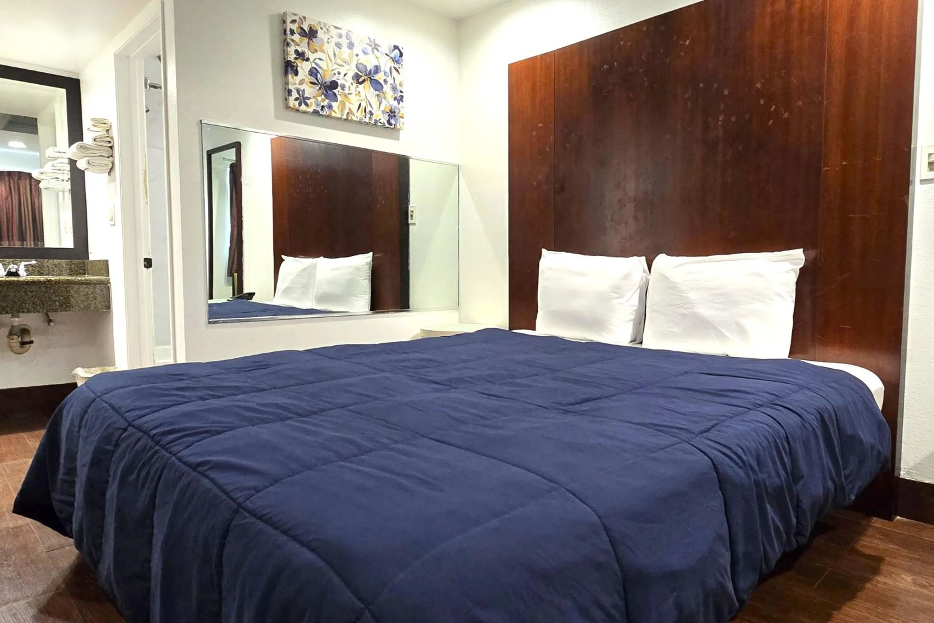 Bedroom, Bed in Century Motel Buena Park Anaheim CA 91