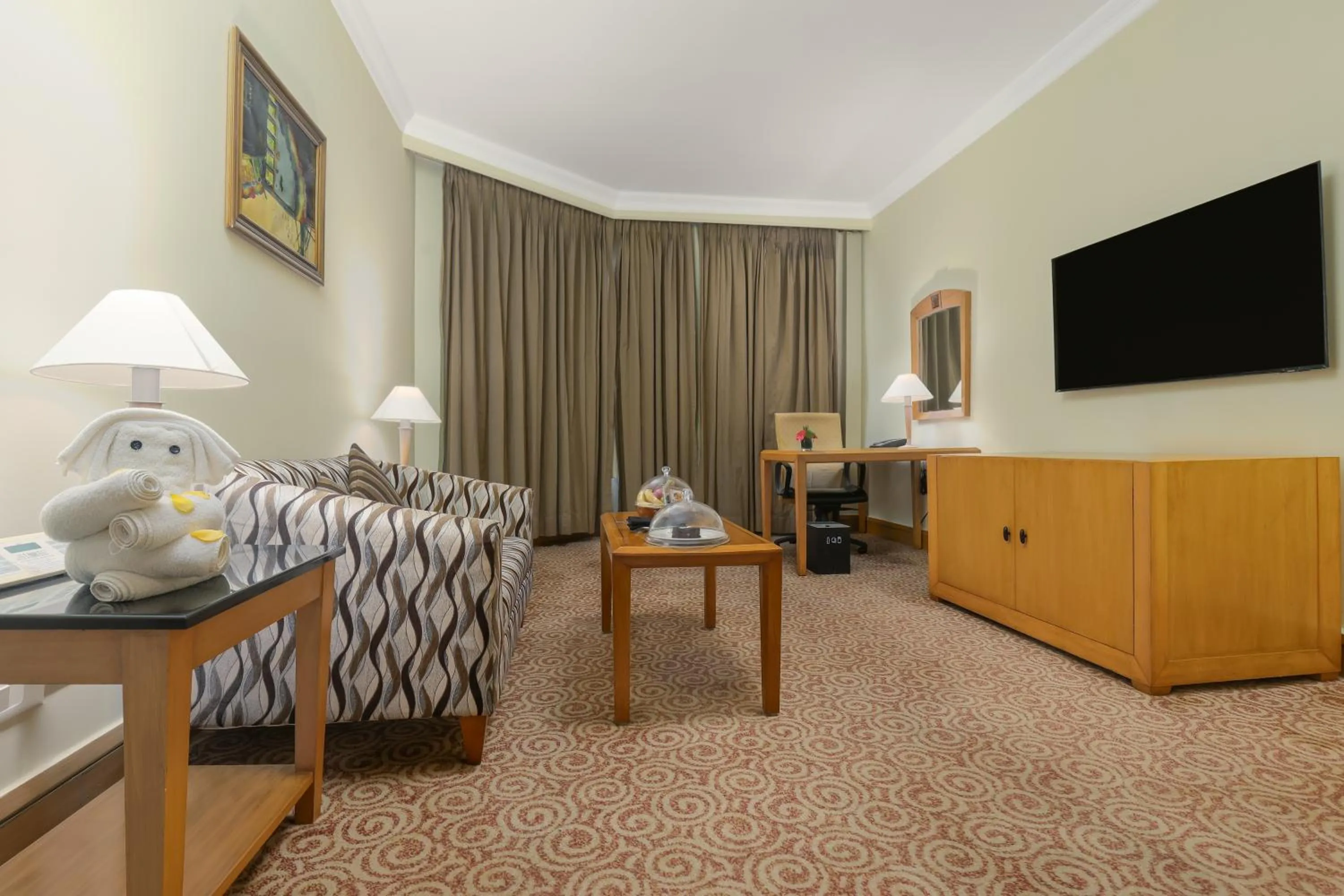 Living room, Bed in Le Royal Meridien Chennai