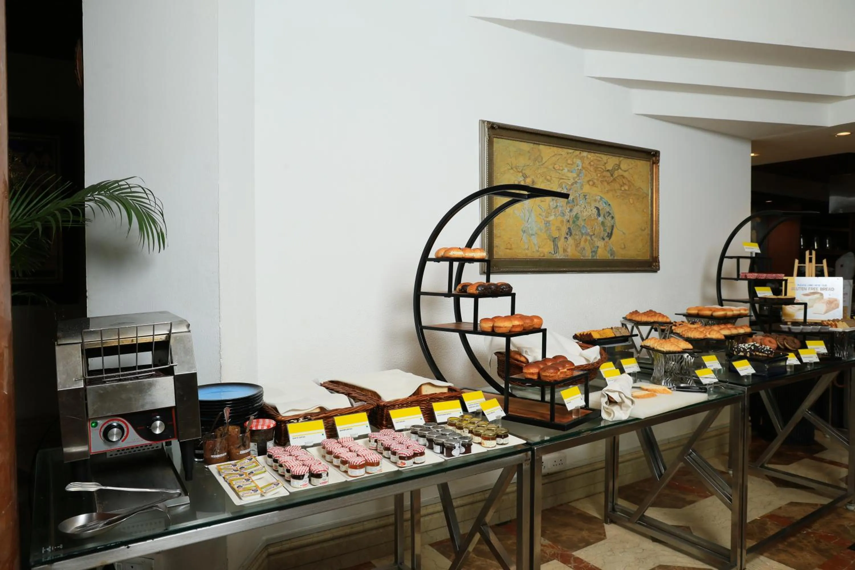 Restaurant/places to eat in Le Royal Meridien Chennai