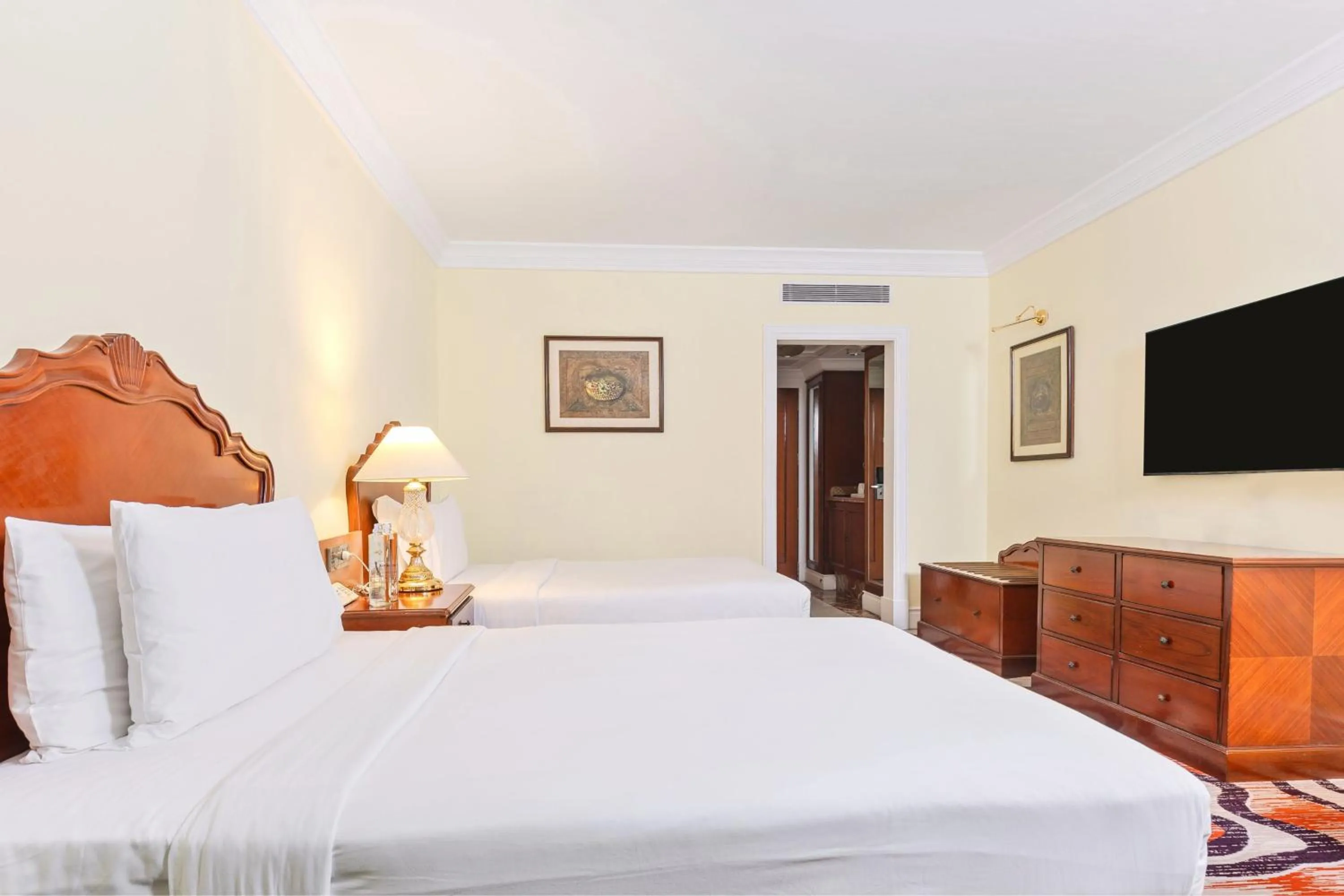 Photo of the whole room, Bed in Le Royal Meridien Chennai