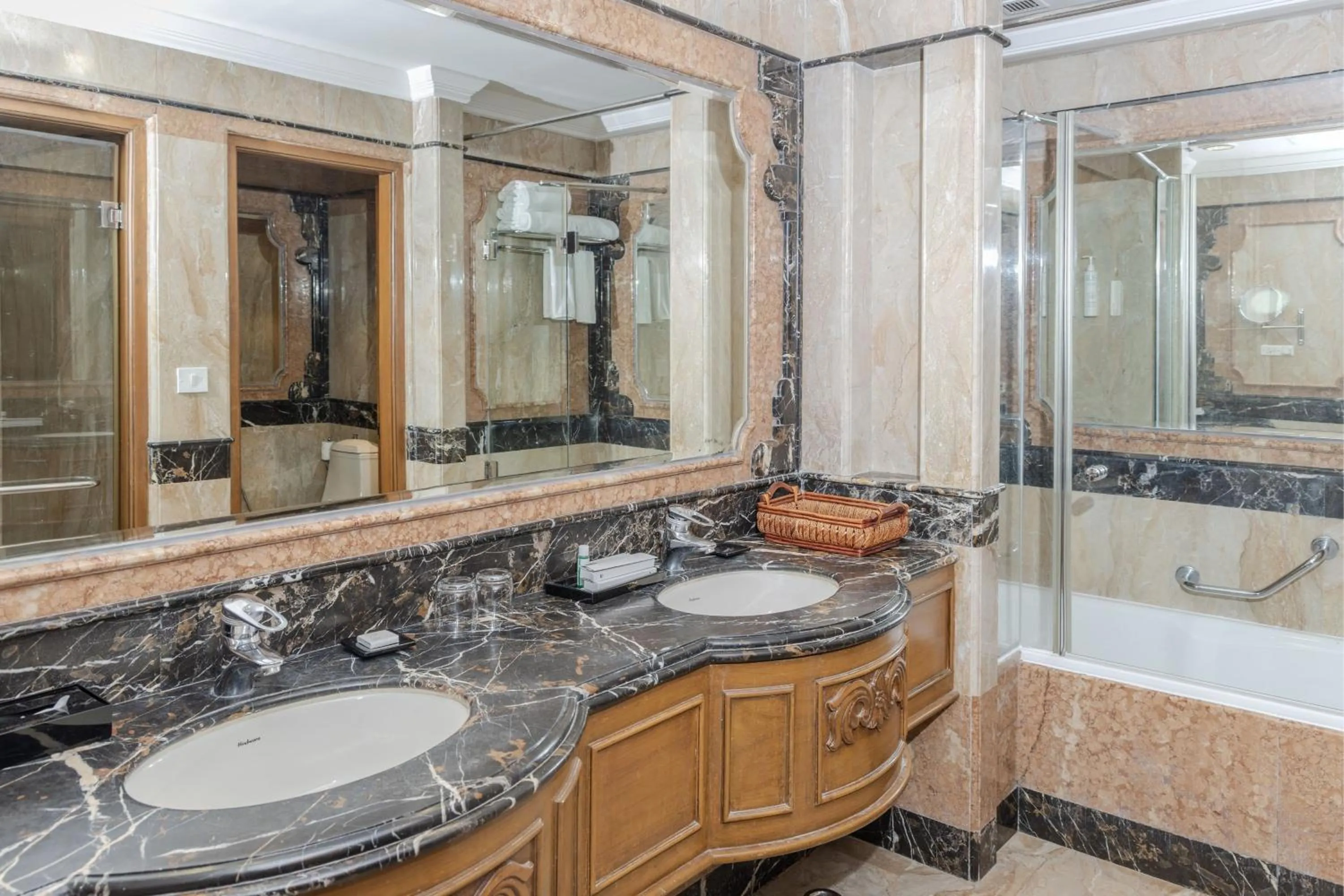 Bathroom in Le Royal Meridien Chennai