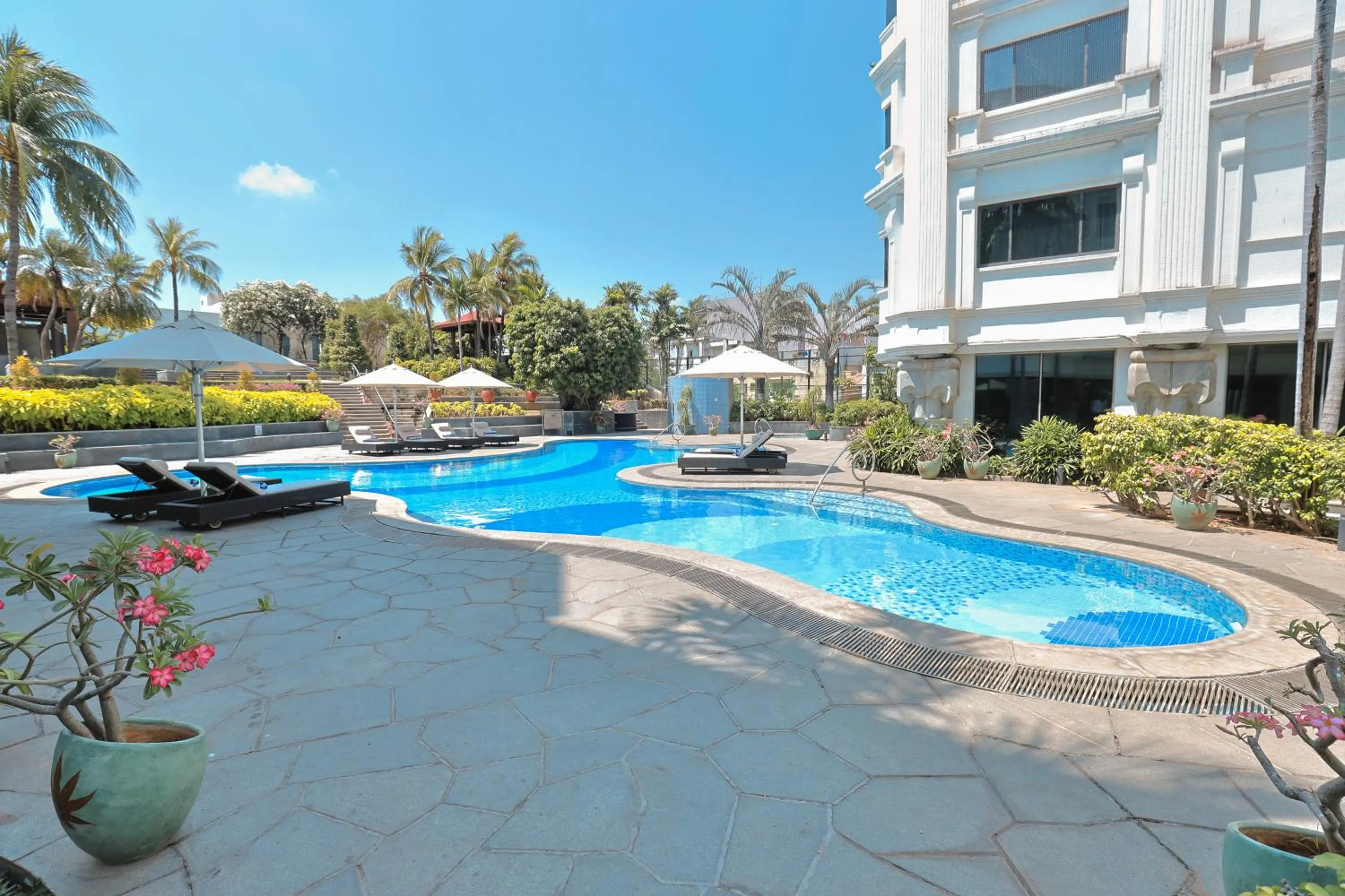 Swimming pool in Le Royal Meridien Chennai