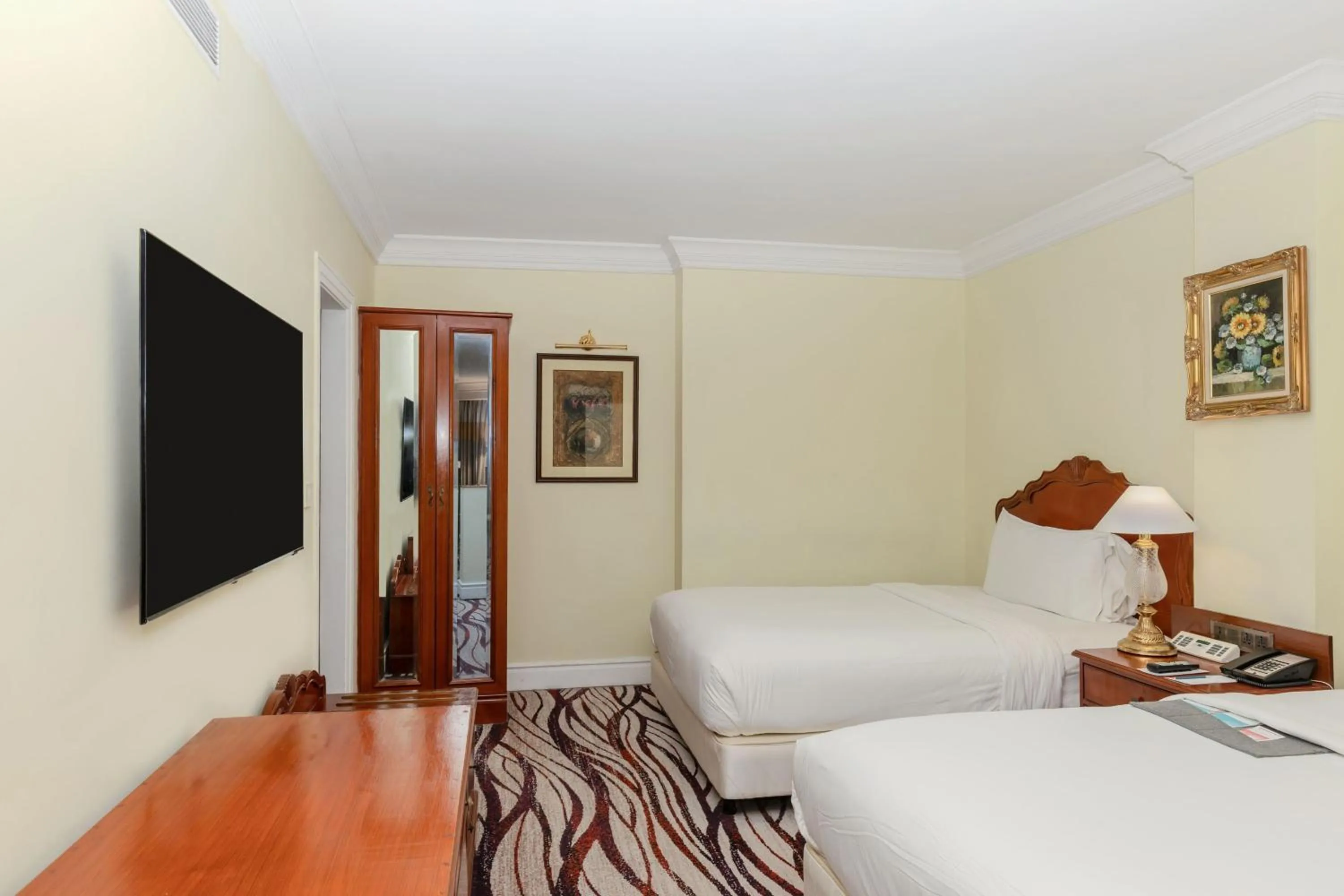 Bedroom, Bed in Le Royal Meridien Chennai