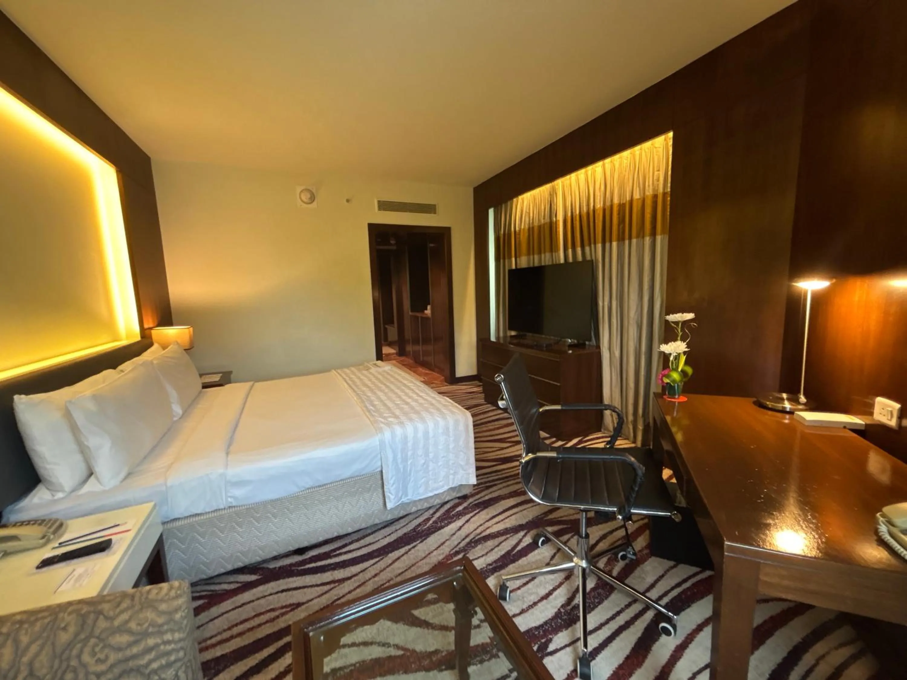 Bed in Le Royal Meridien Chennai