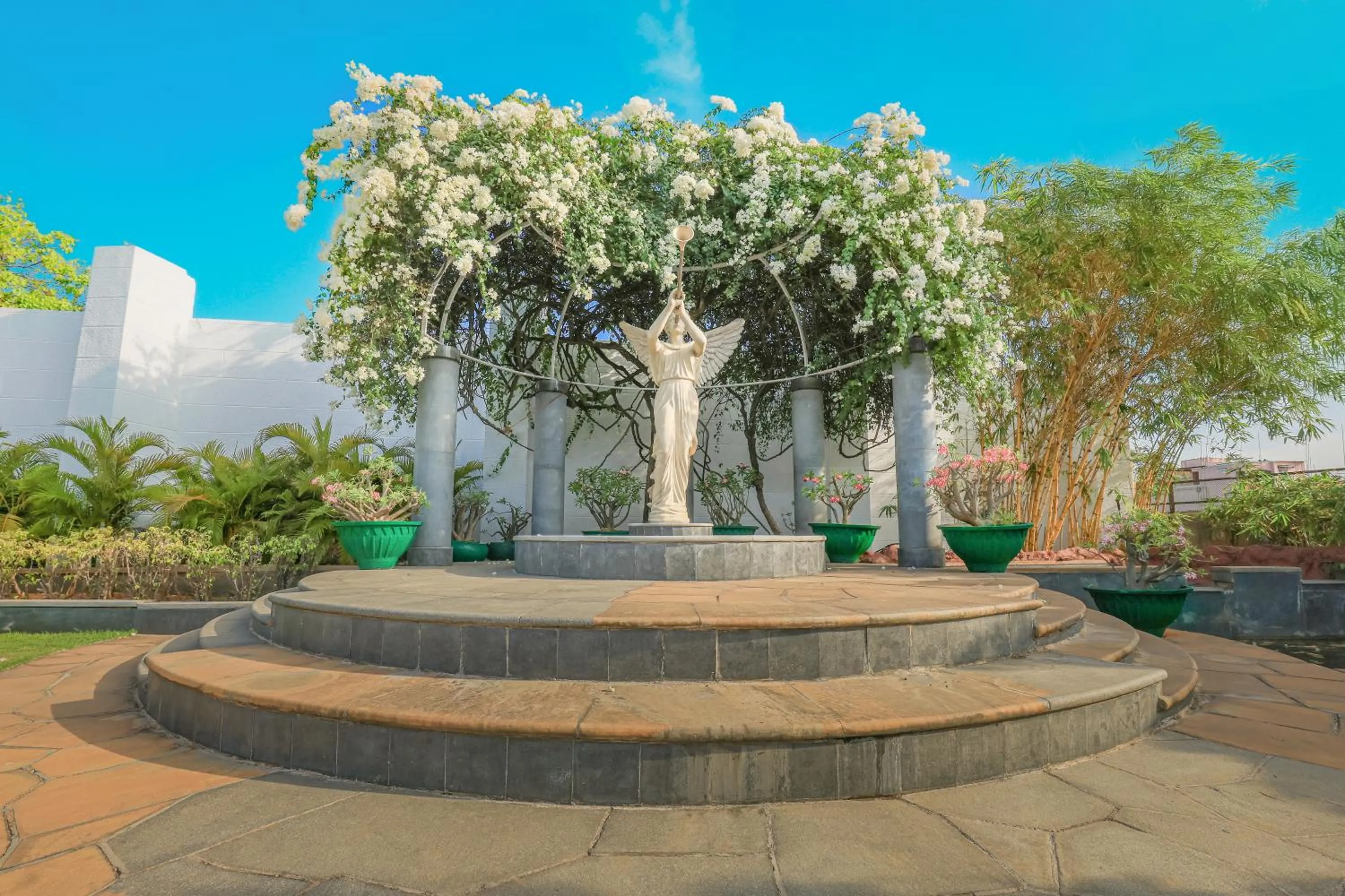 Swimming pool in Le Royal Meridien Chennai