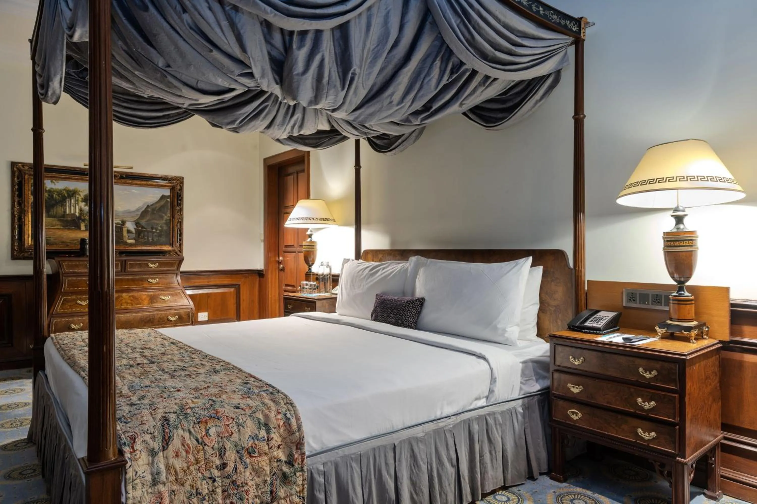 Photo of the whole room, Bed in Le Royal Meridien Chennai