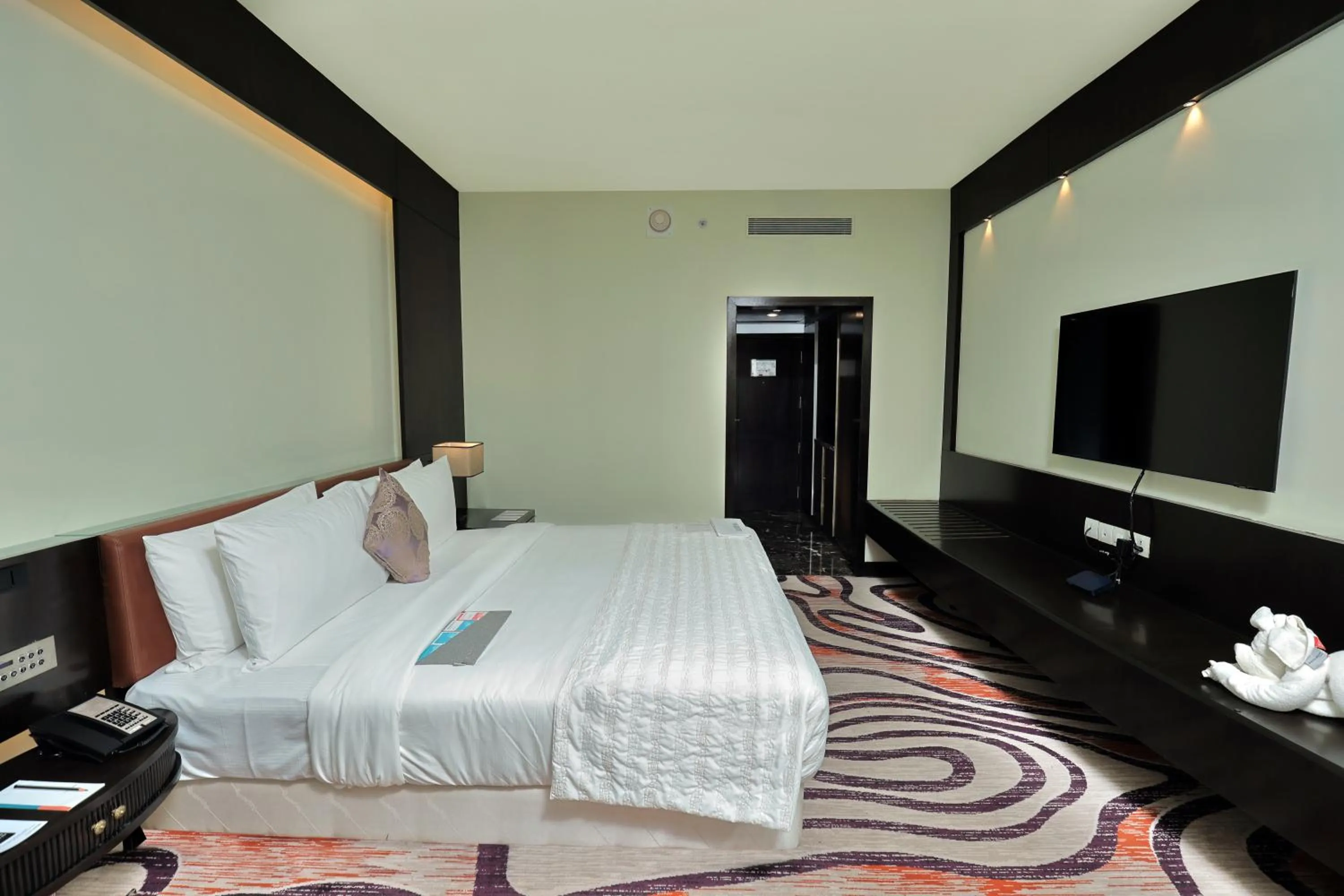 Bed in Le Royal Meridien Chennai