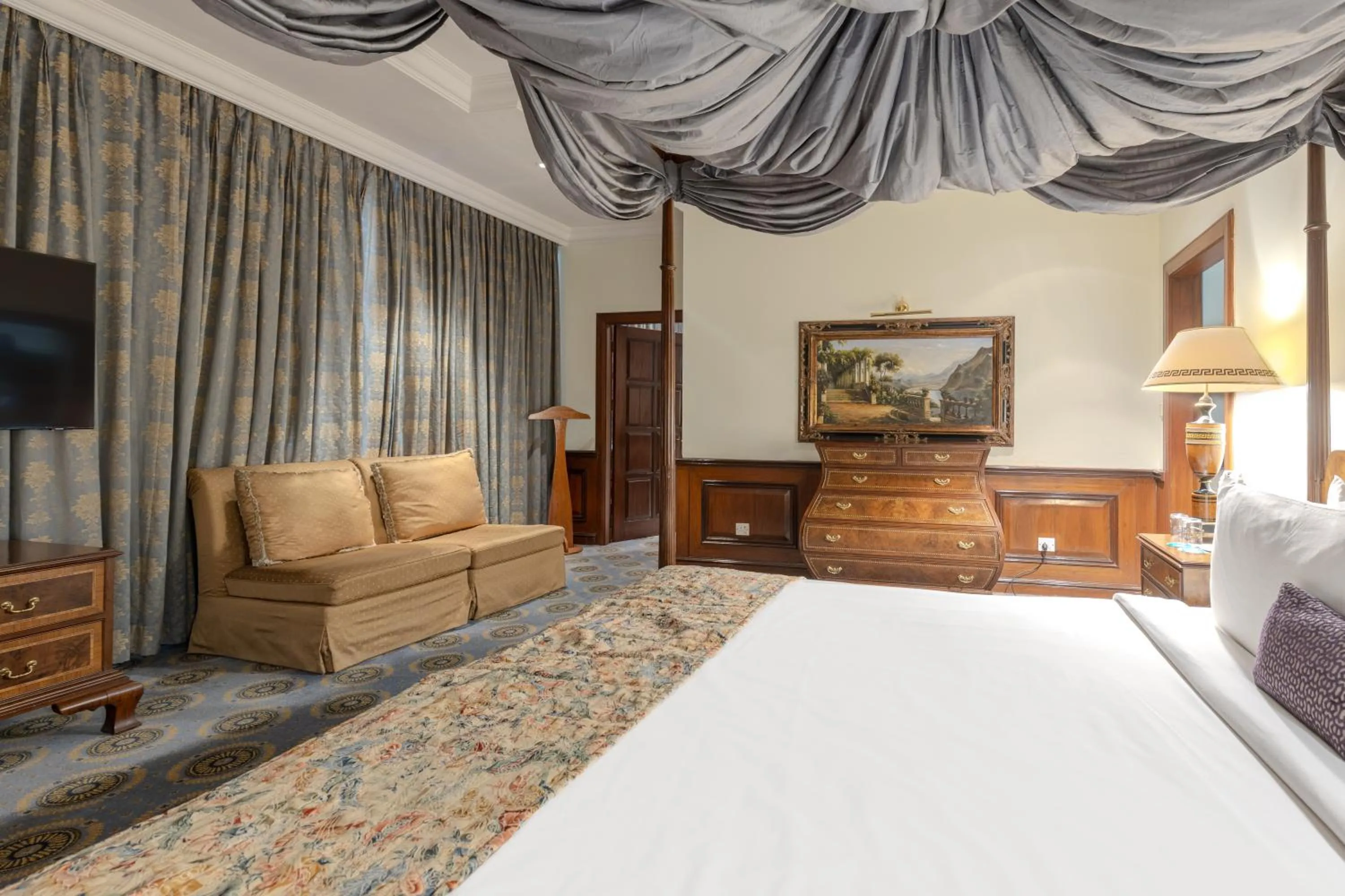 Bed in Le Royal Meridien Chennai