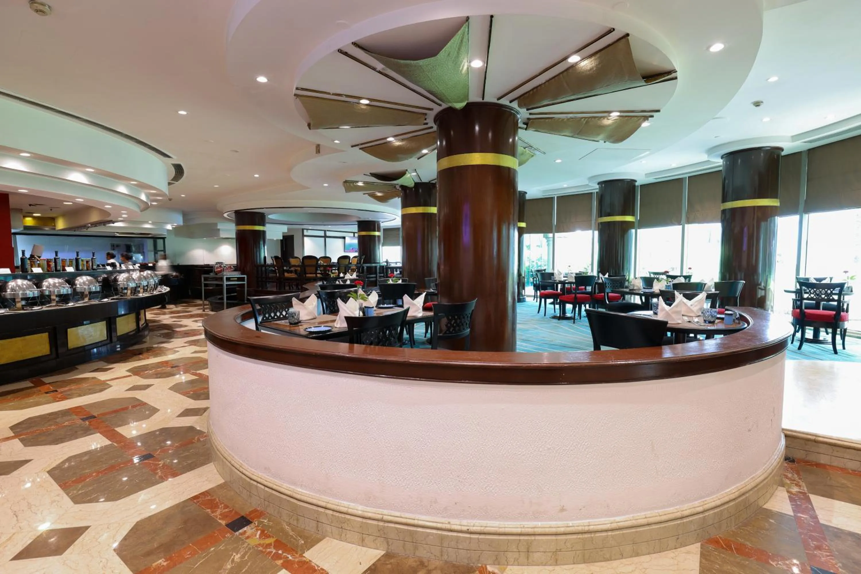 Restaurant/places to eat in Le Royal Meridien Chennai