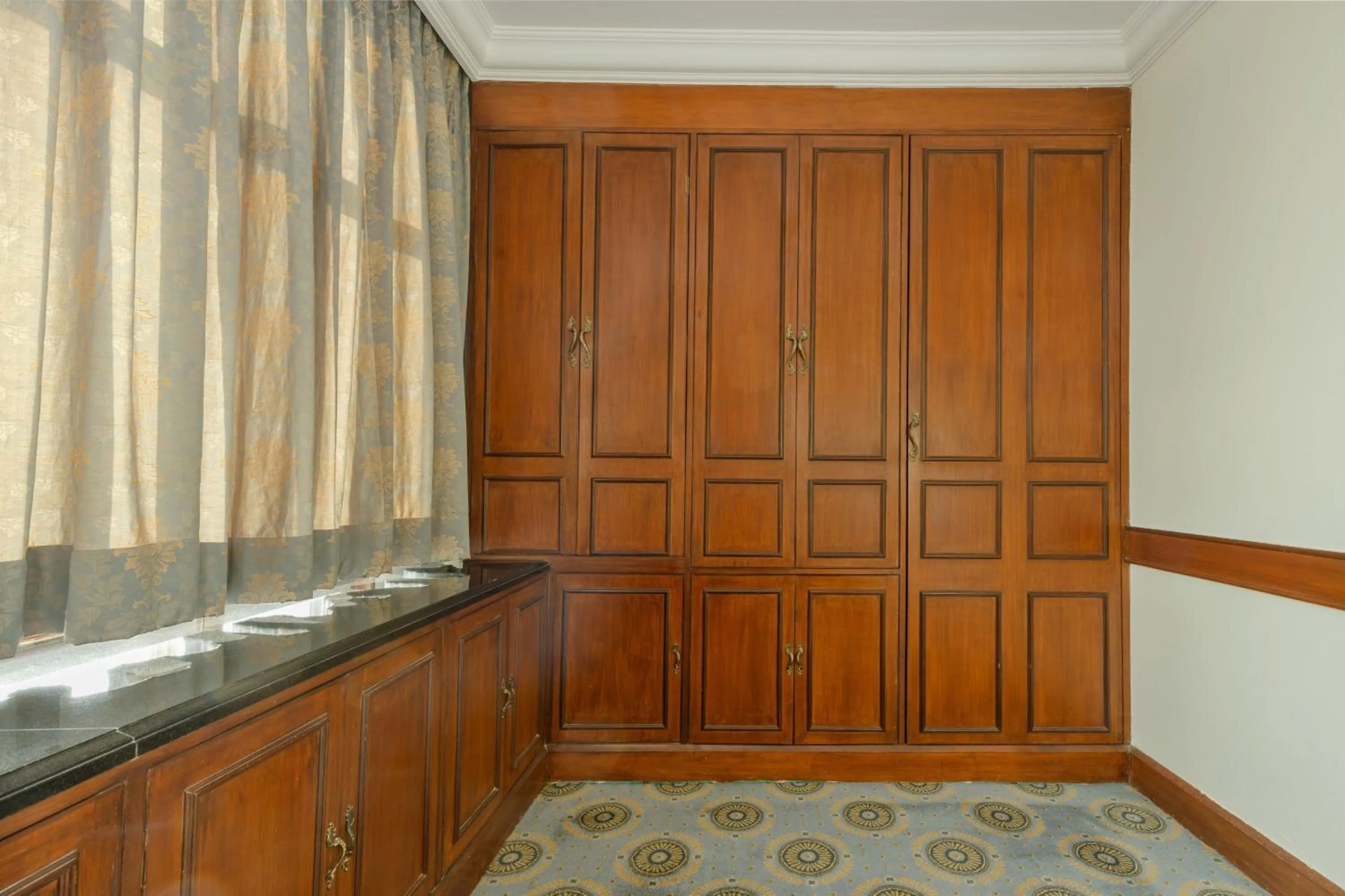 Photo of the whole room in Le Royal Meridien Chennai