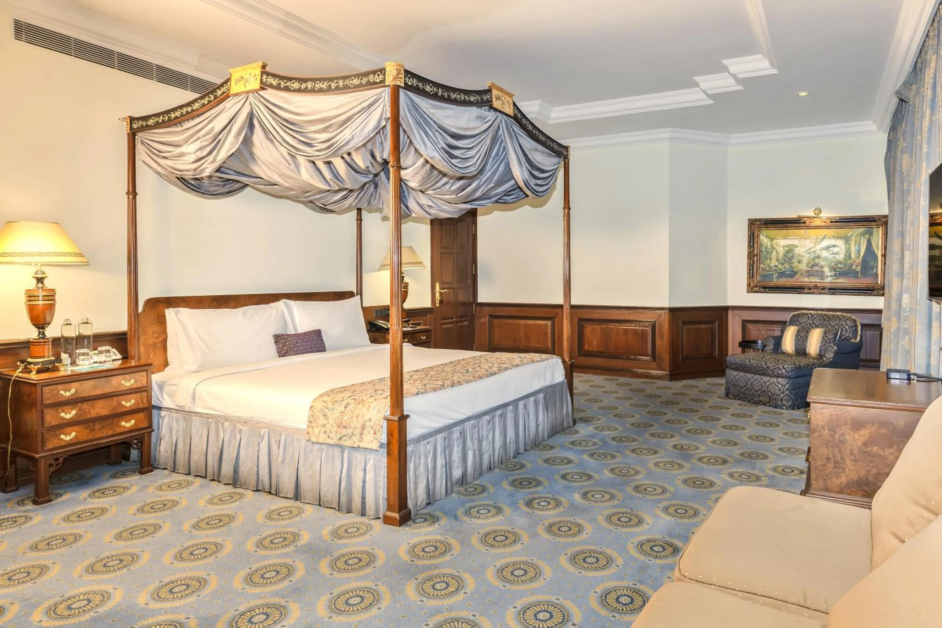 Bed in Le Royal Meridien Chennai