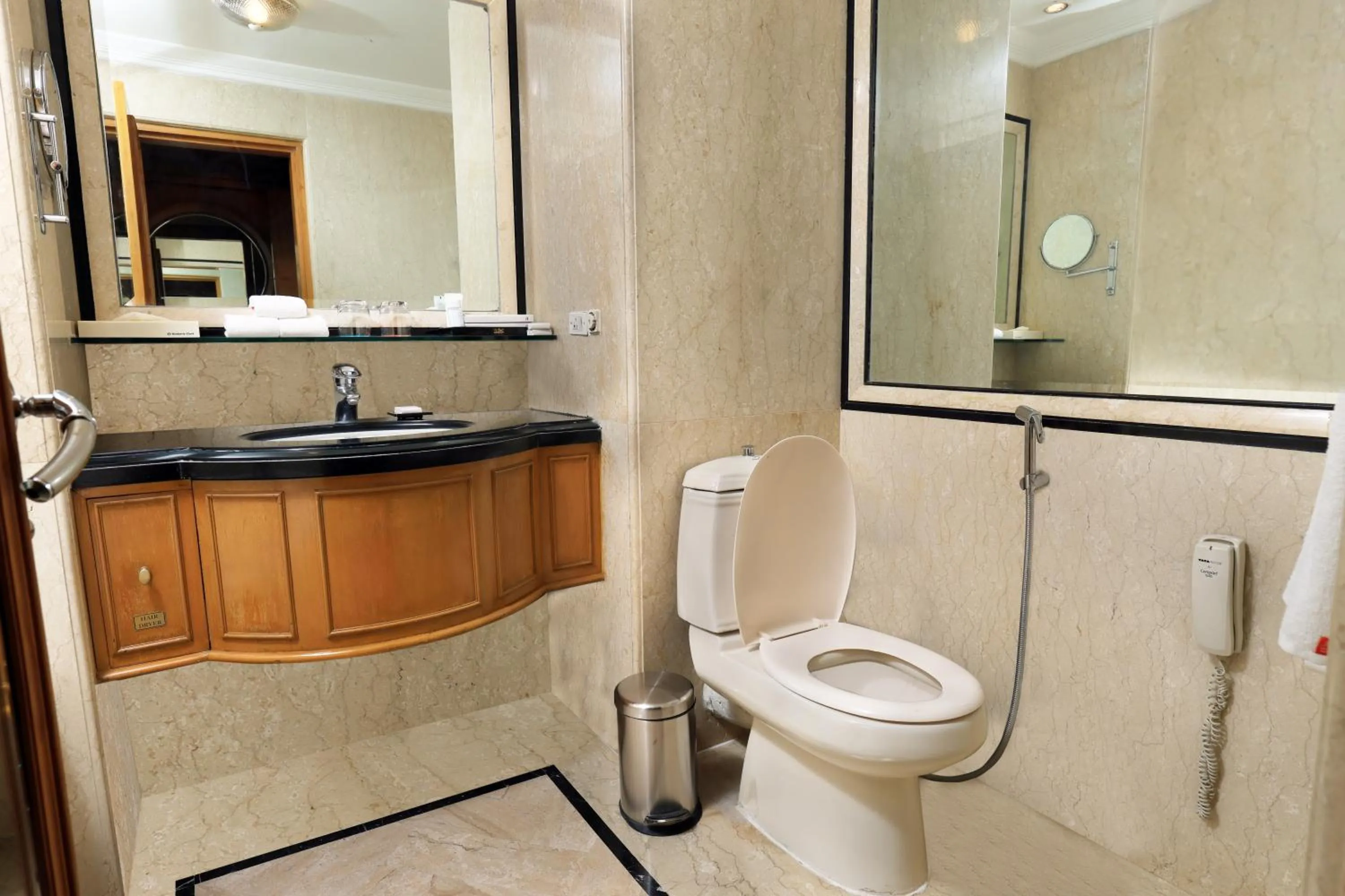 Toilet in Le Royal Meridien Chennai