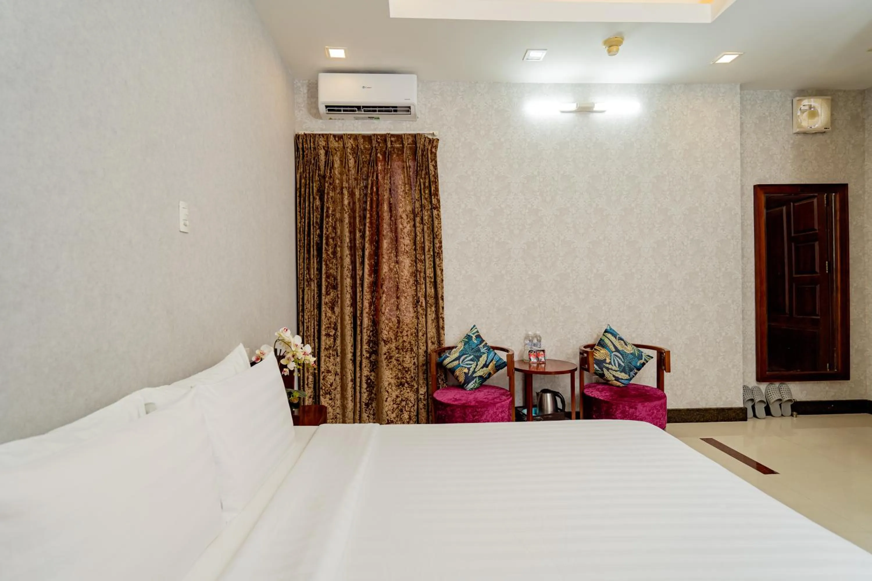 air conditioner, Bed in Ben Thanh Retreats Hotel