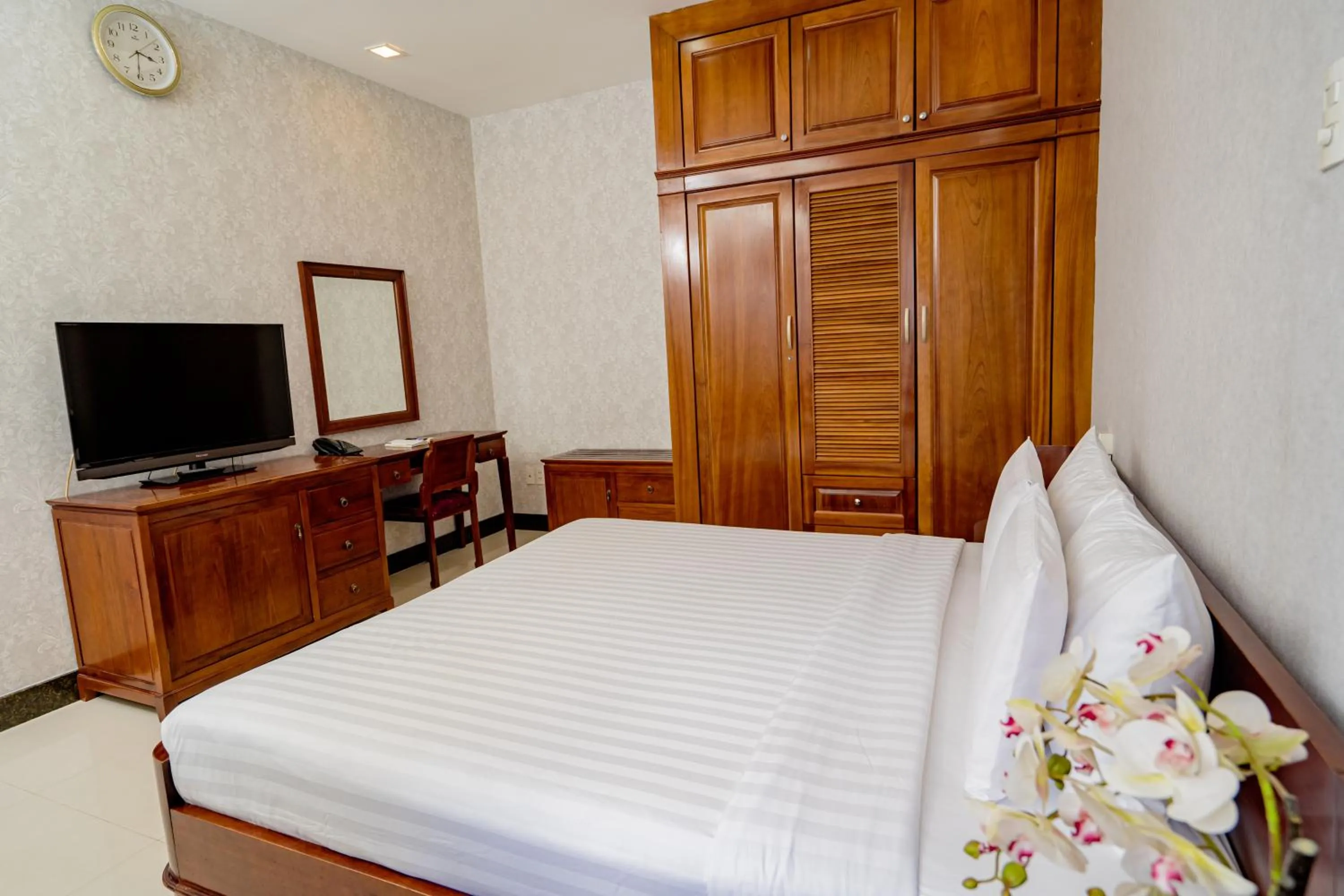 Photo of the whole room, Bed in Ben Thanh Retreats Hotel