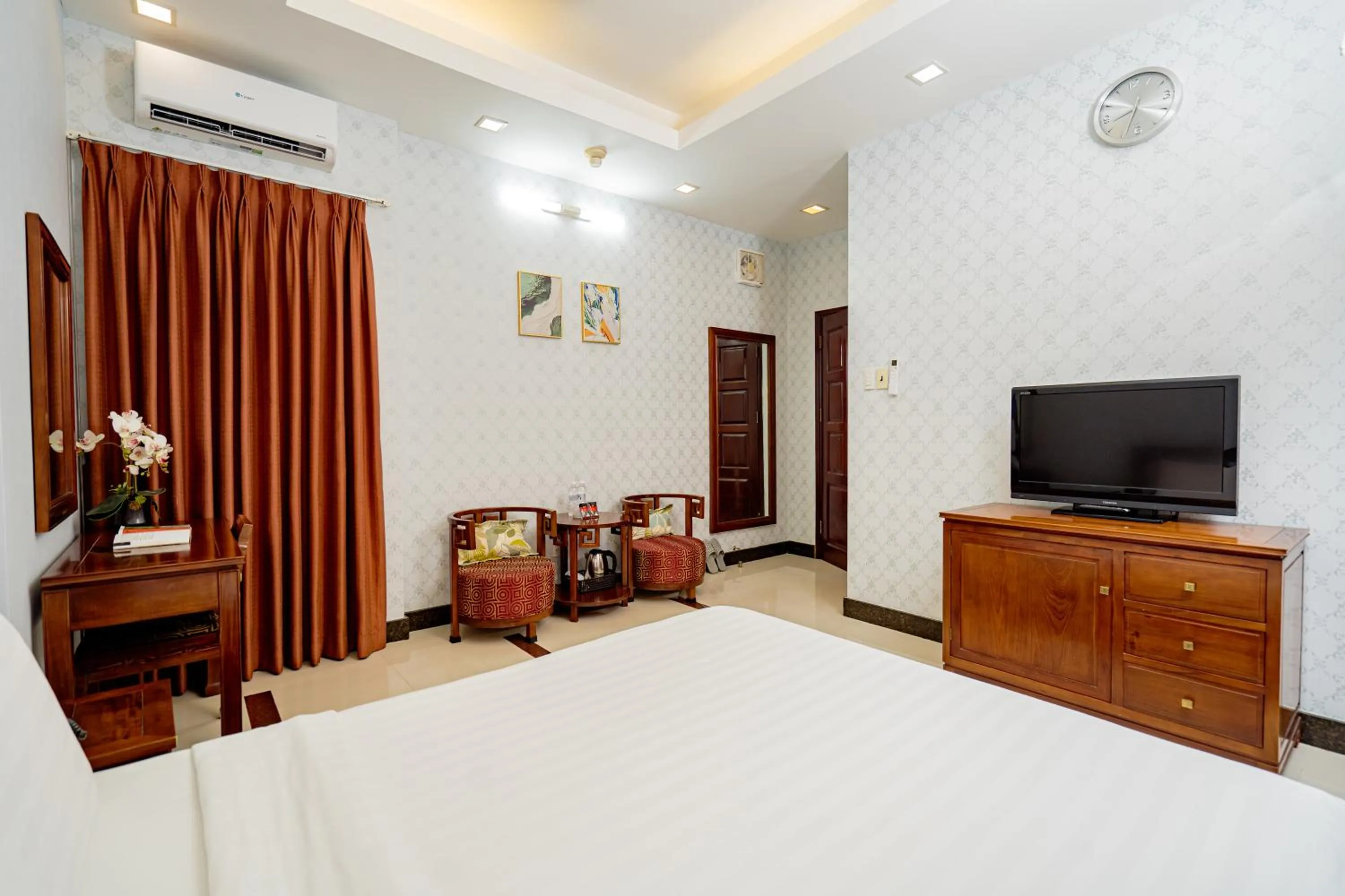 Photo of the whole room, Bed in Ben Thanh Retreats Hotel