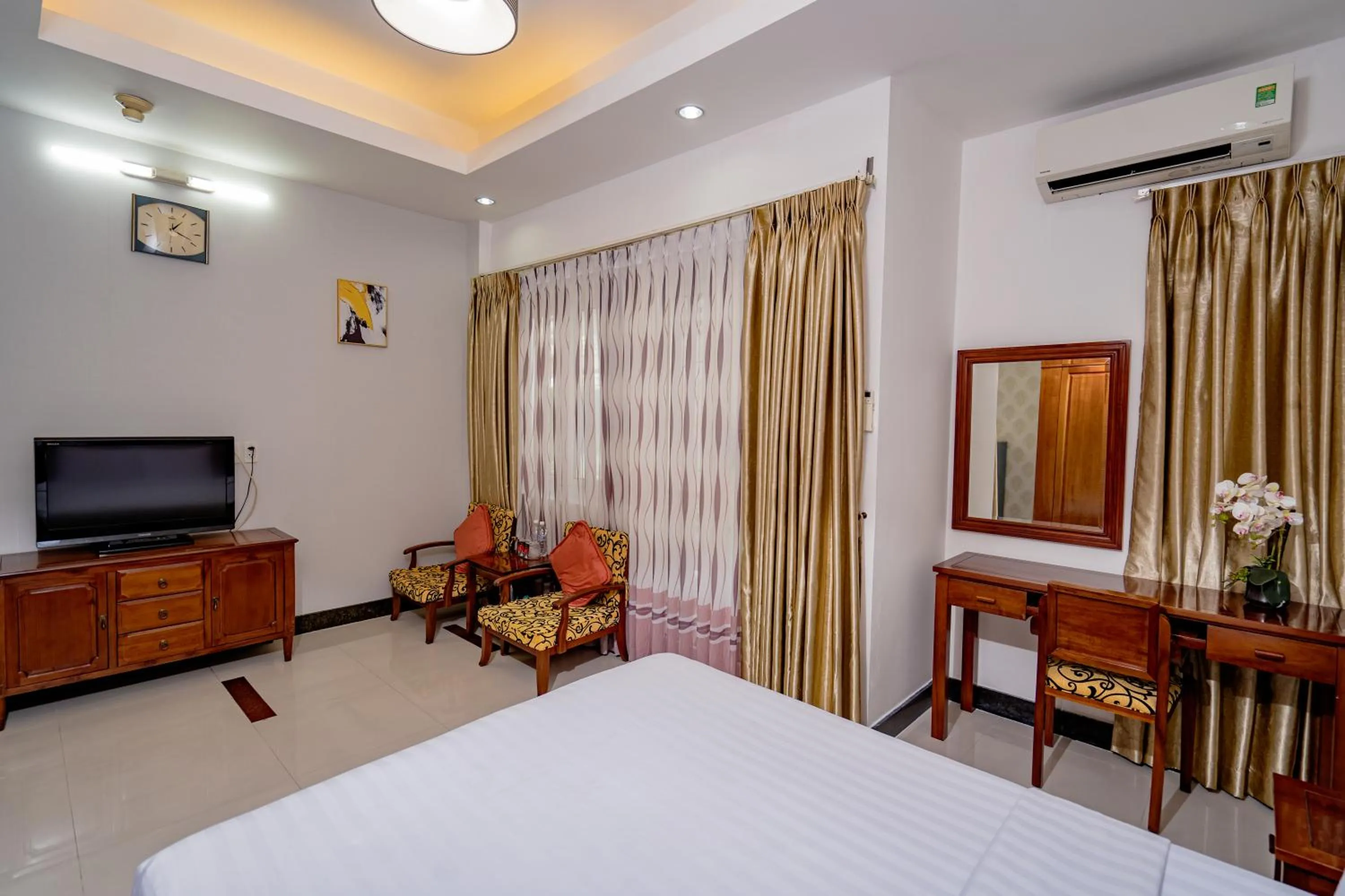 Photo of the whole room, Bed in Ben Thanh Retreats Hotel