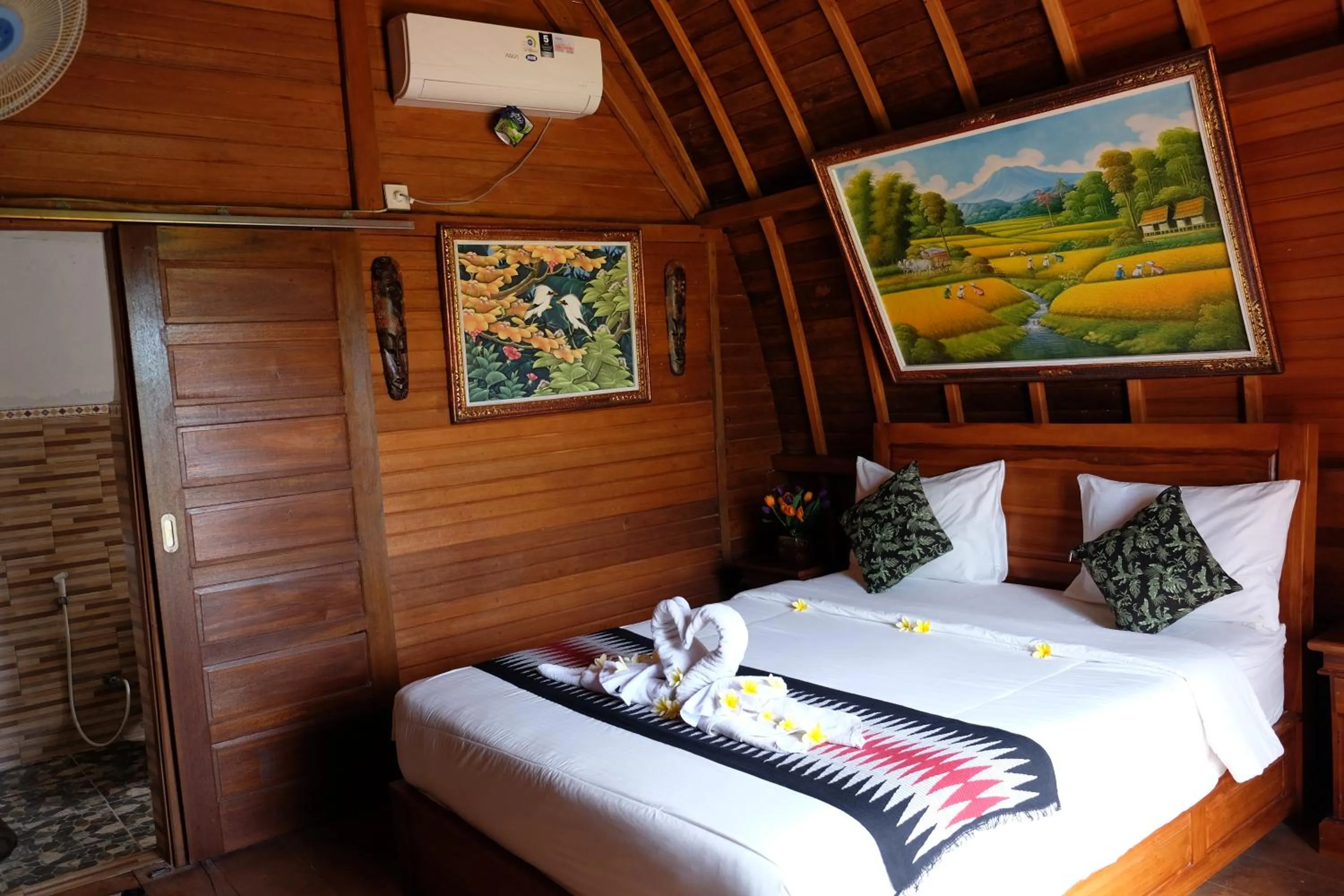 Bed in Kibu Kauh Sunrise Cottage