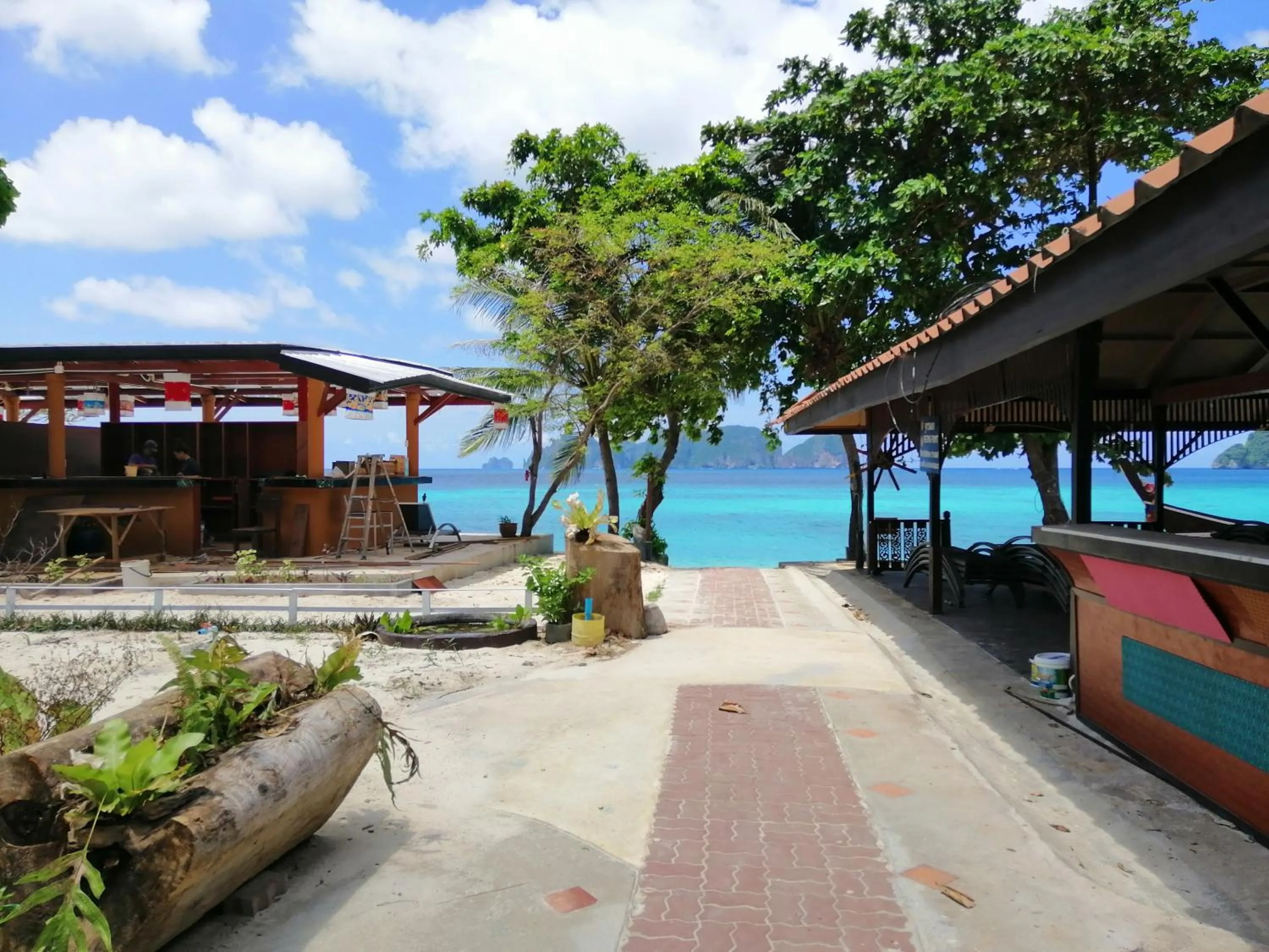 Beach in Phi Phi Long Beach Bungalow ( Had Yao)