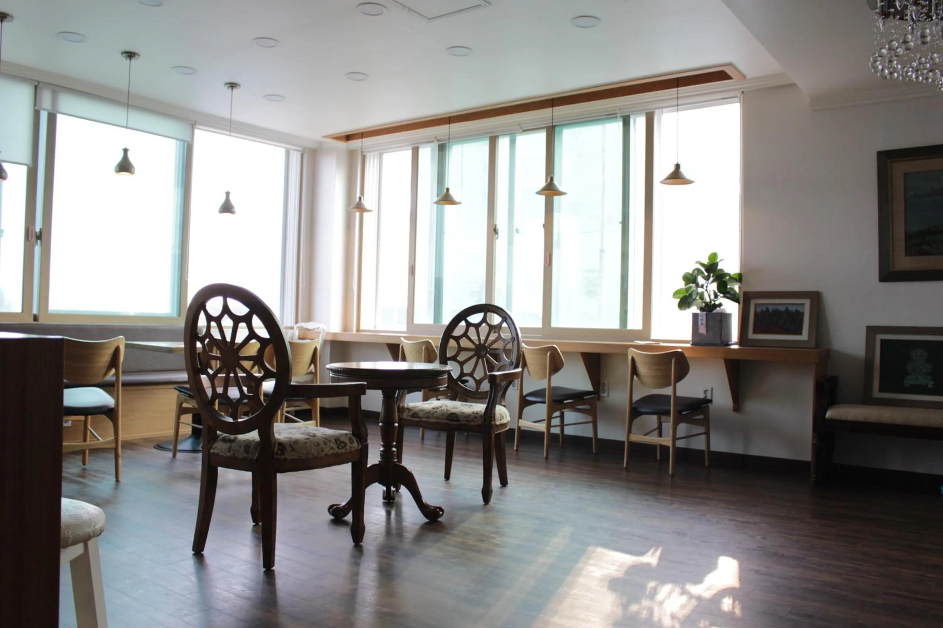 Communal lounge/ TV room in Bexco Hostel B&B