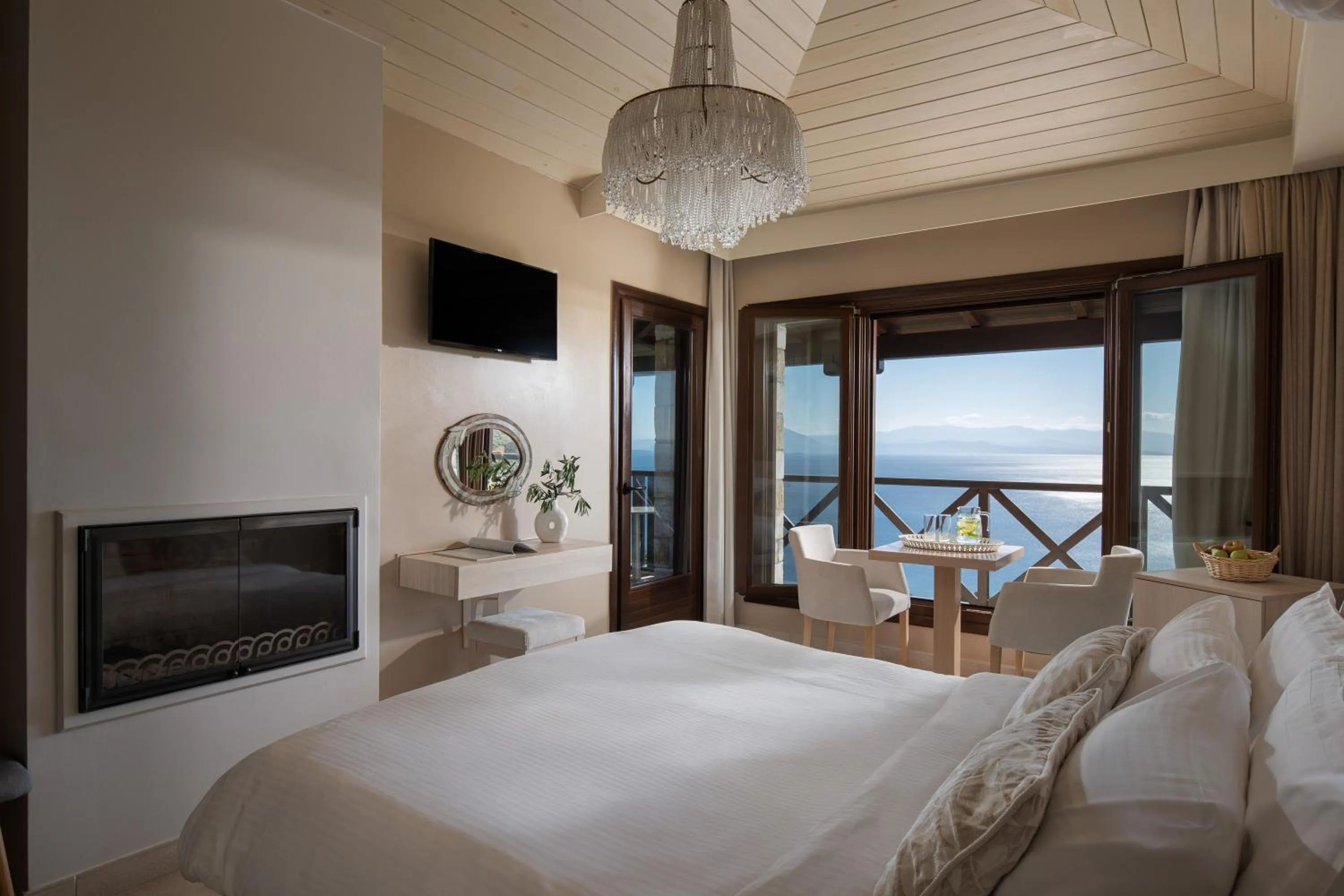 Communal lounge/ TV room, Bed in Karavia Lux Inn