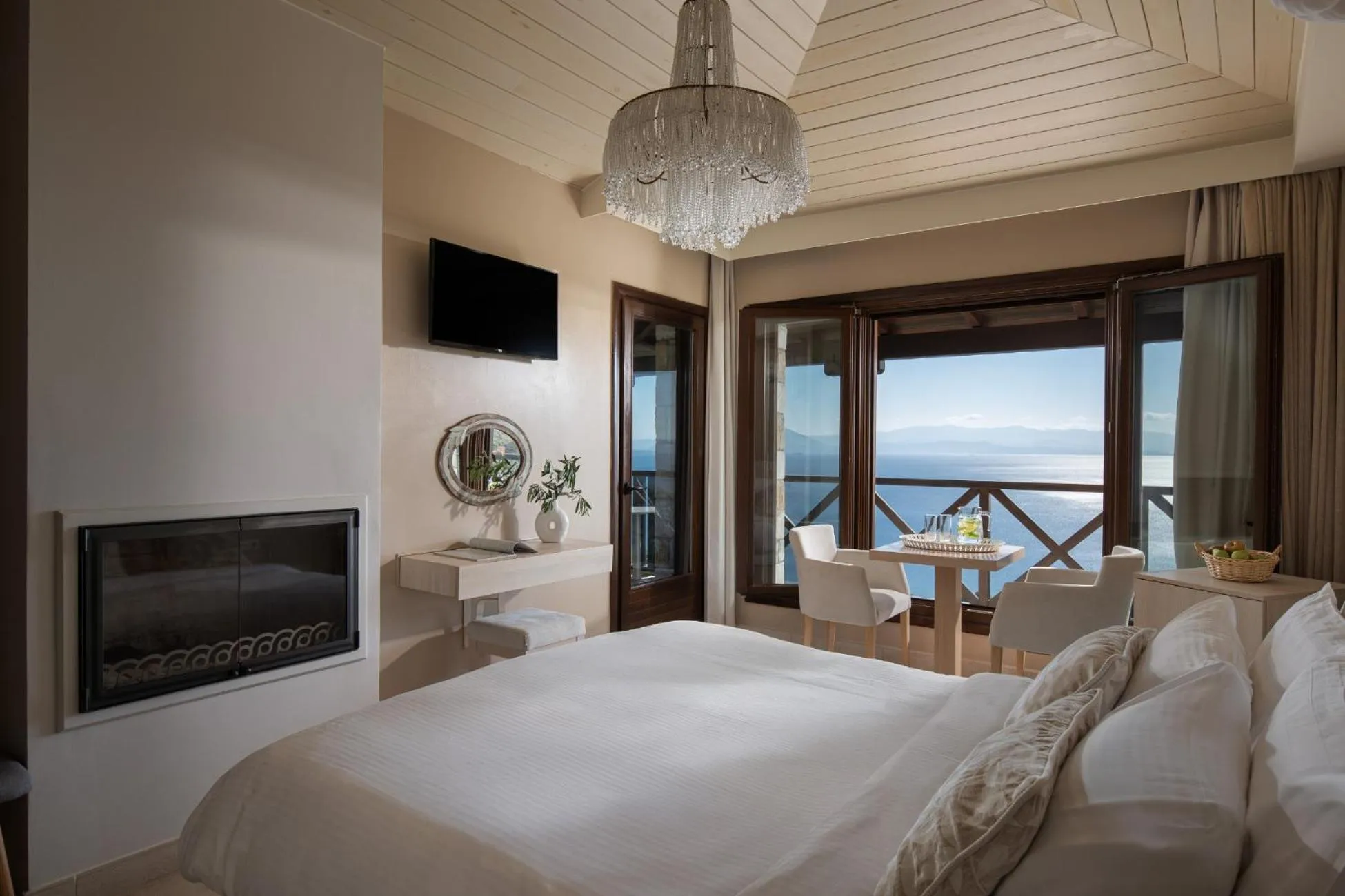 Communal lounge/ TV room, Bed in Karavia Lux Inn