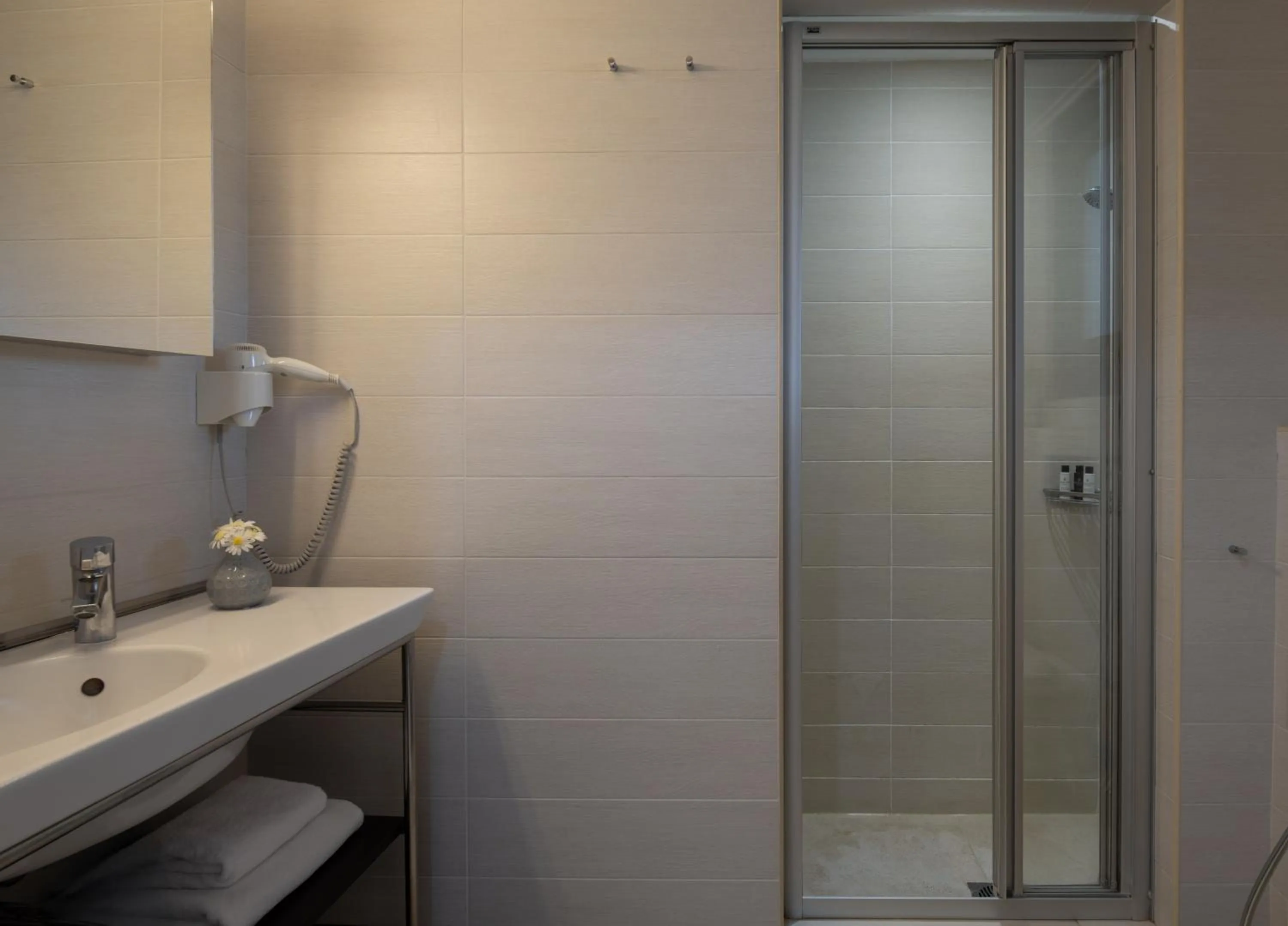 Shower in Karavia Lux Inn