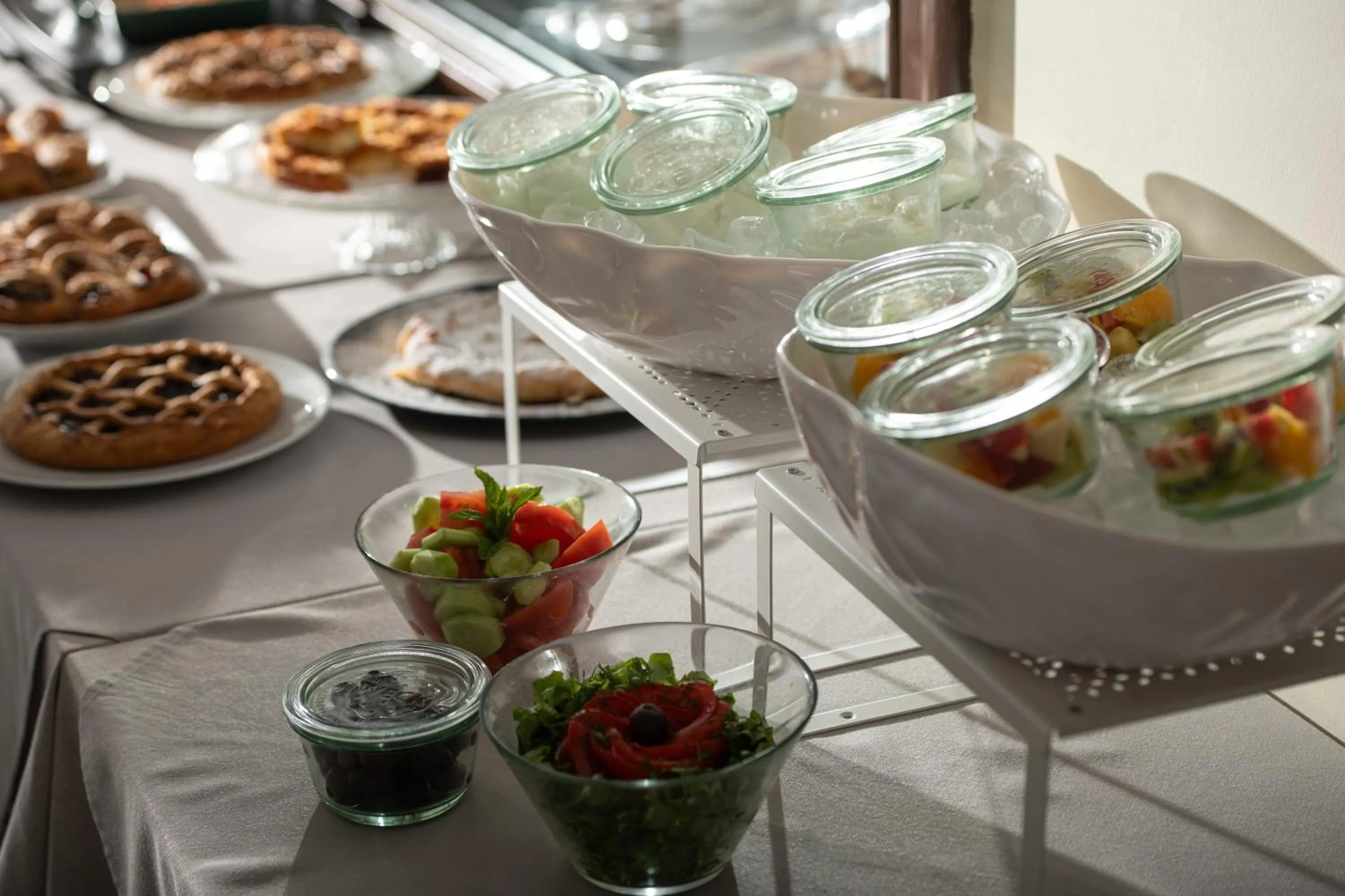 Restaurant/places to eat in Karavia Lux Inn