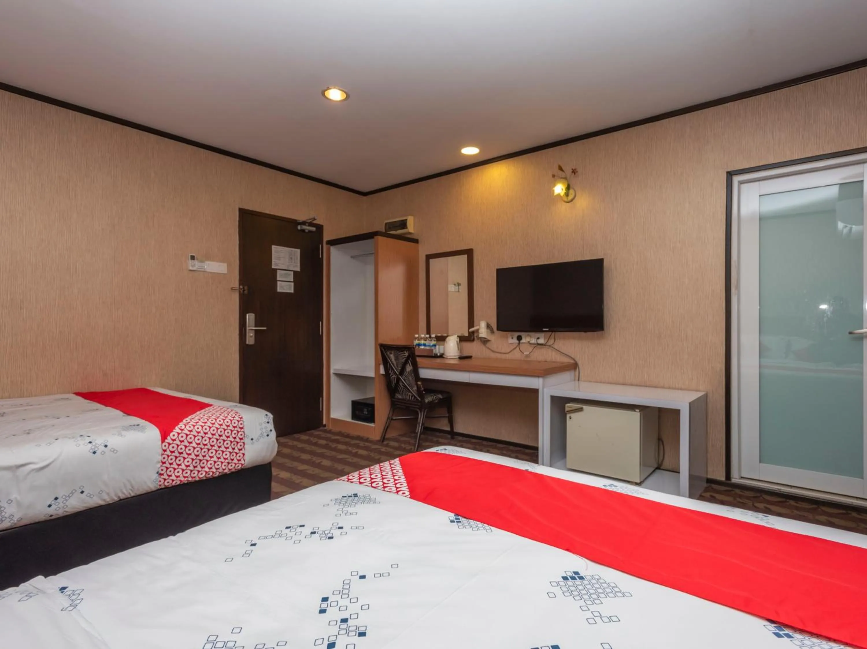 Bedroom, TV/Entertainment Center in Hotel Suan Bee Sutera