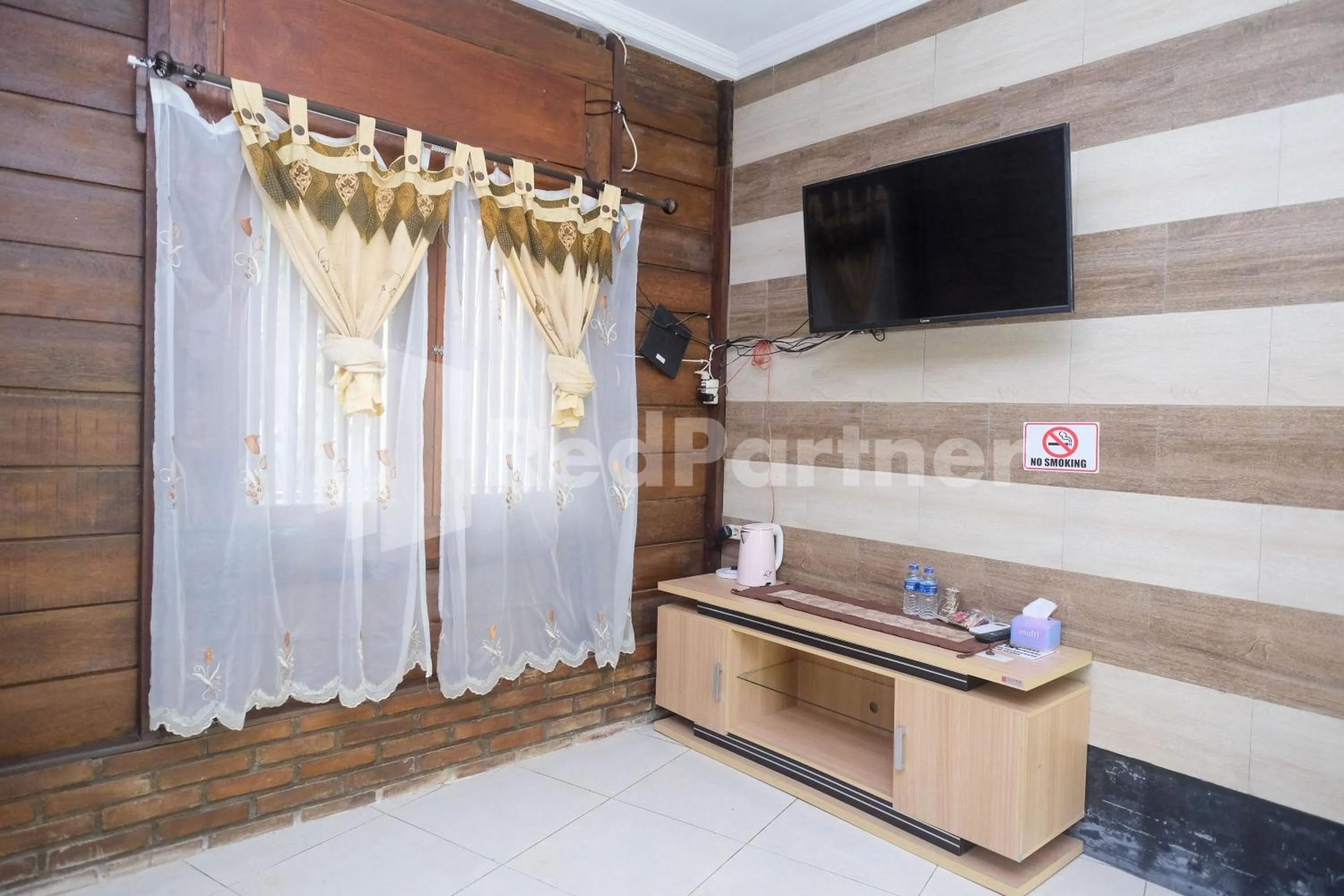 TV and multimedia in Kebon Krapyak Cottage Syariah Mitra RedDoorz near Stadion Maguwoharjo