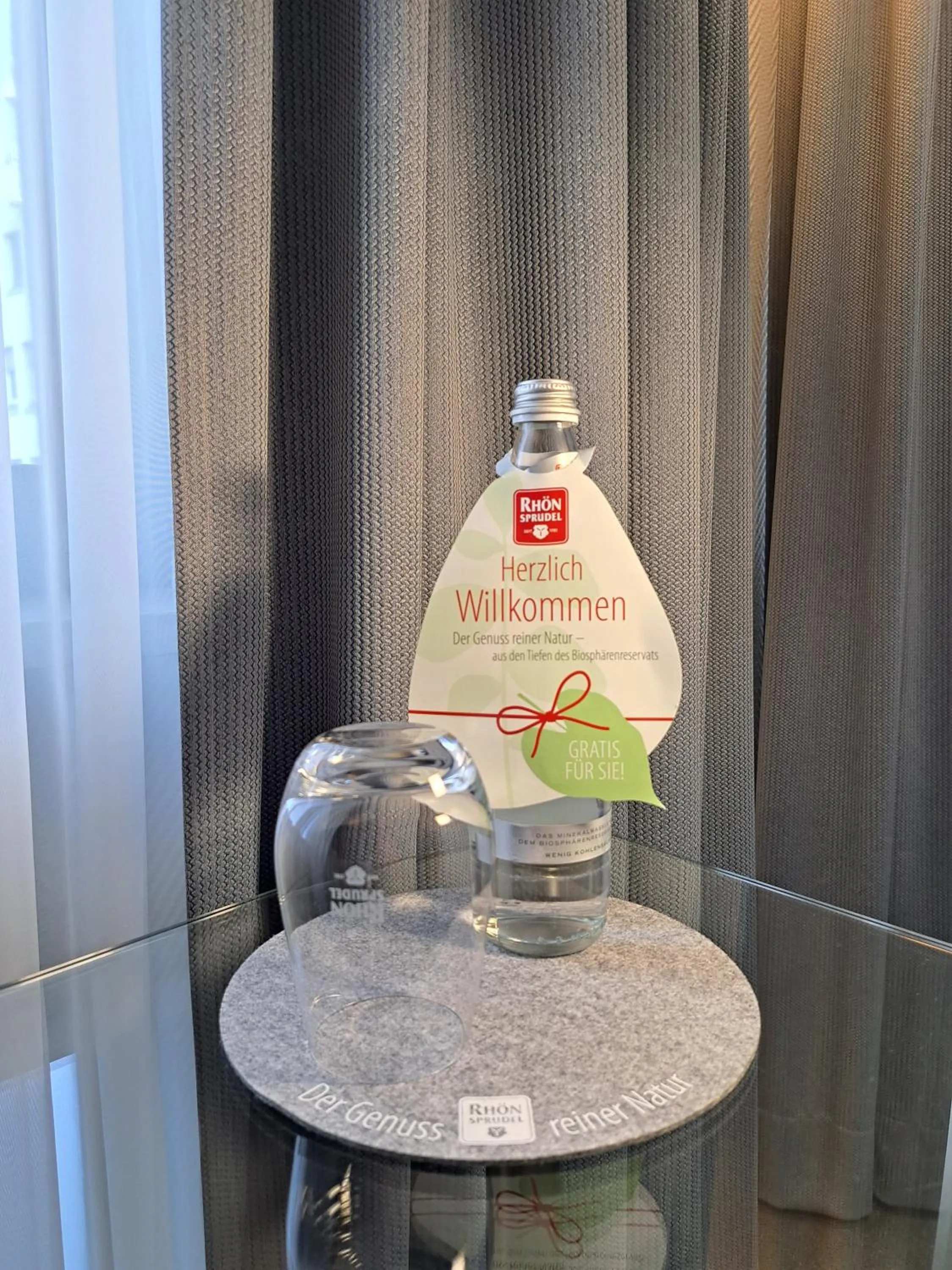 Text overlay in Hotel Ross