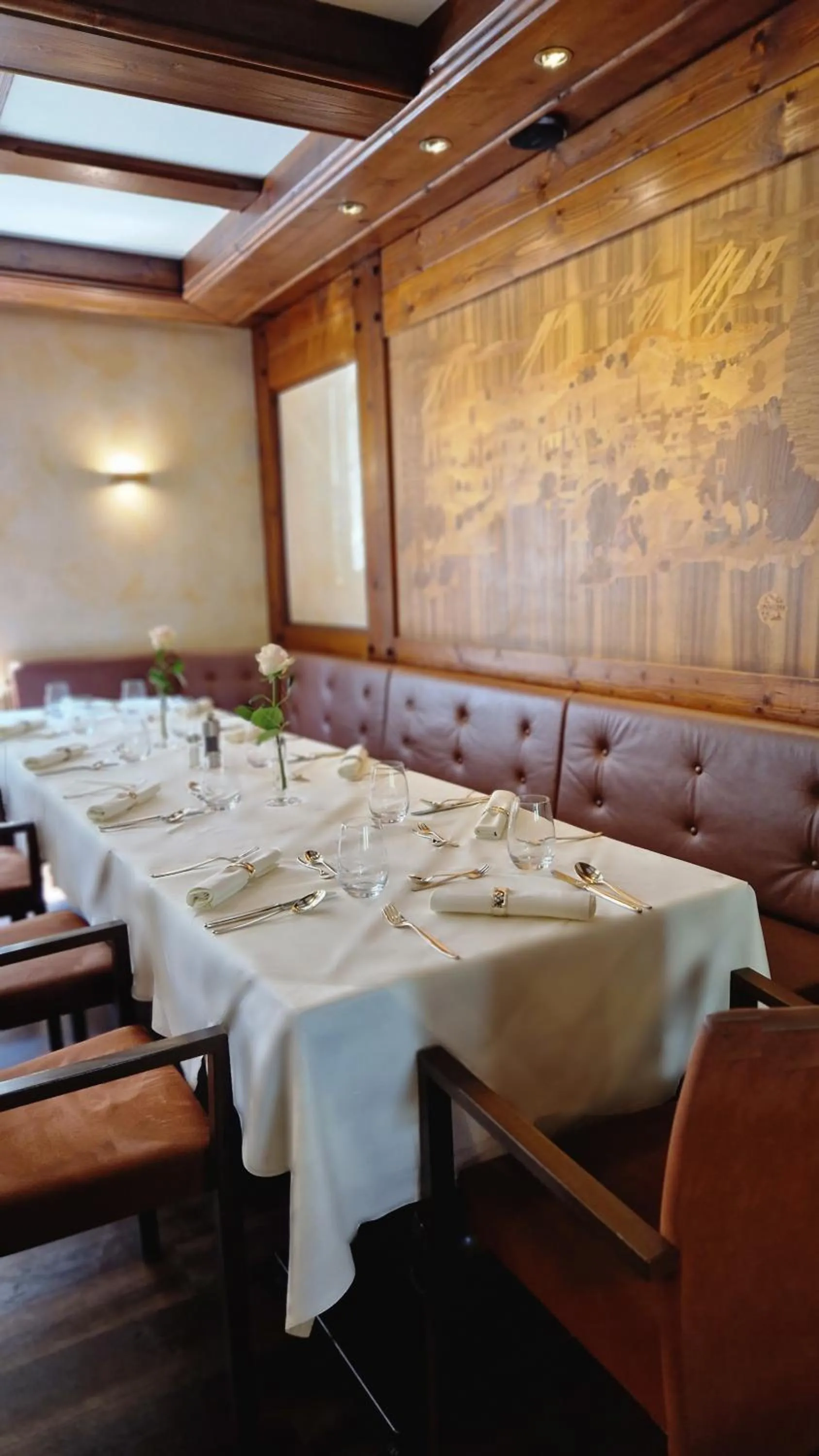 Restaurant/places to eat in Hotel Ross