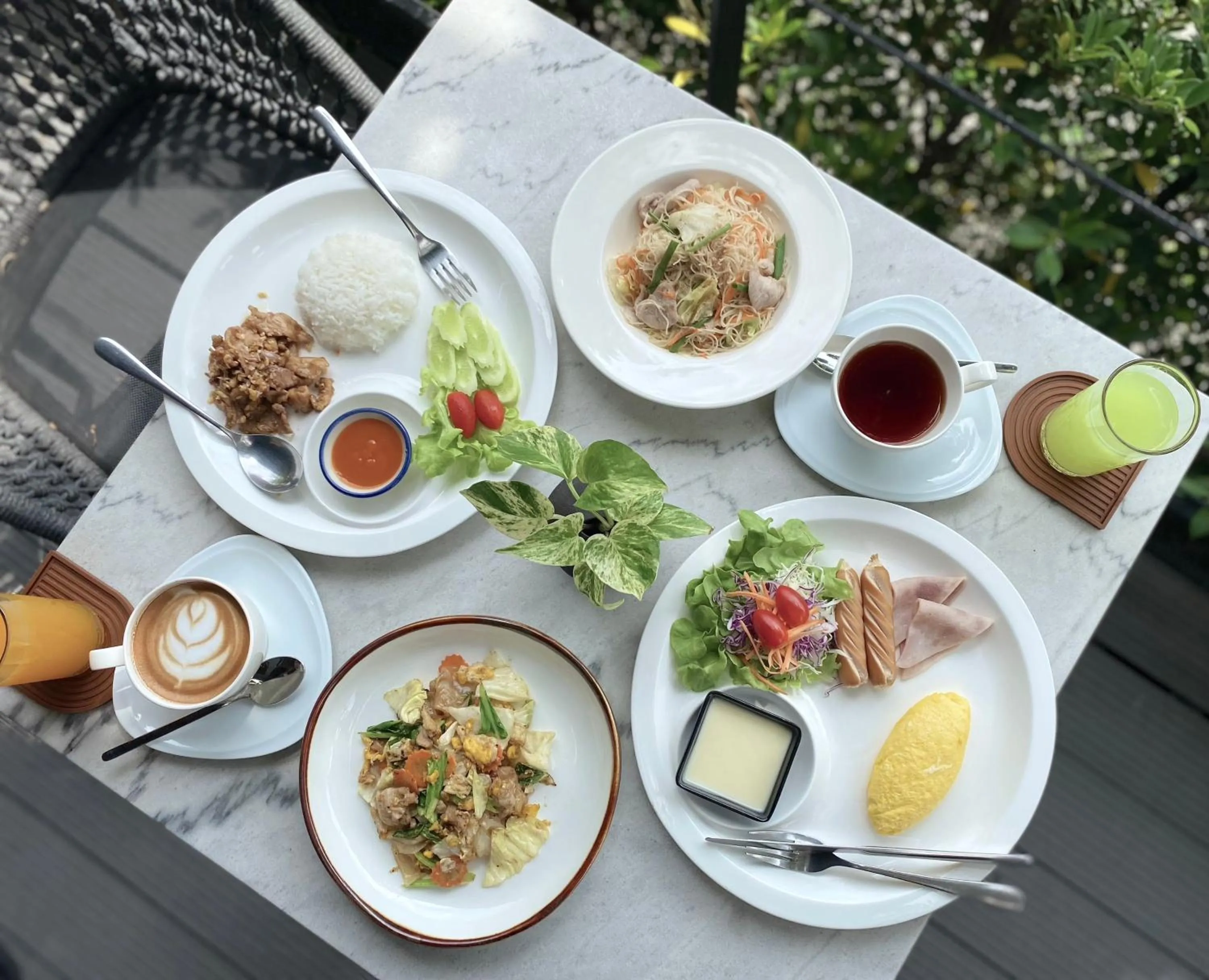 Food and drinks in Amphawa Nanon Hotel