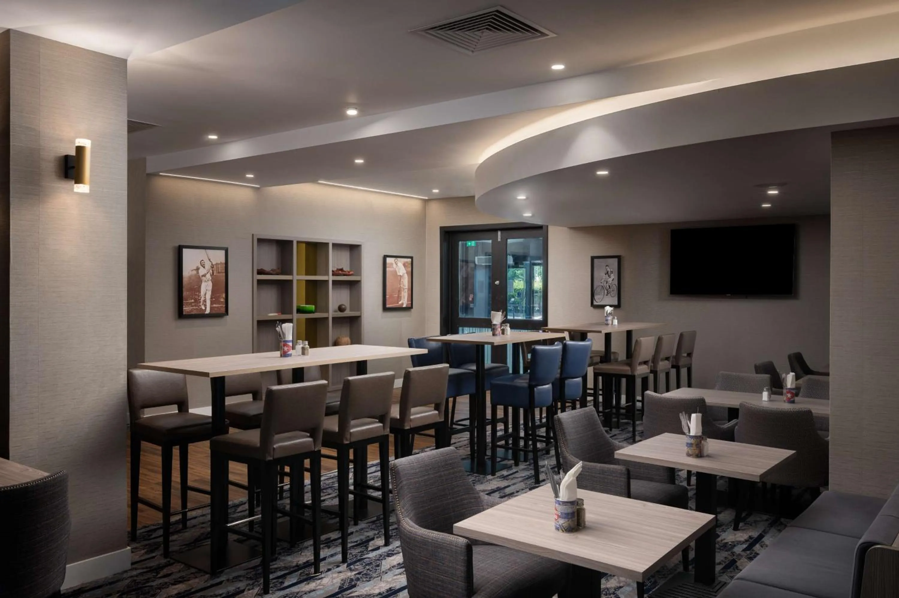 Lounge or bar in Hilton Garden Inn Columbus Airport