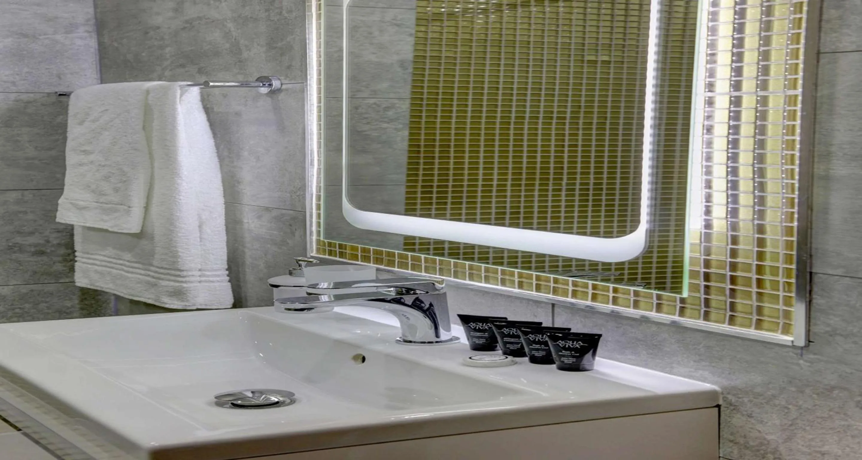 Bathroom in Putney Hotel