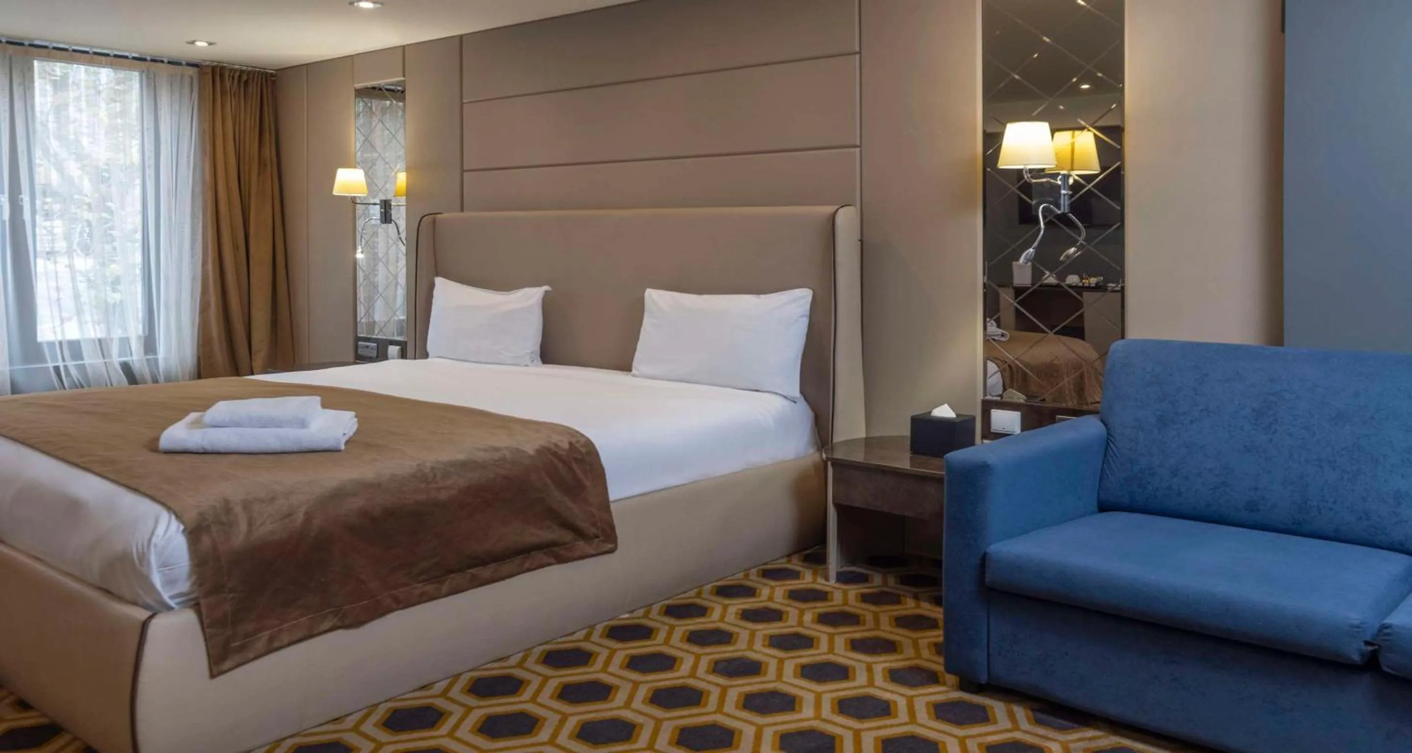 Bedroom, Bed in Putney Hotel