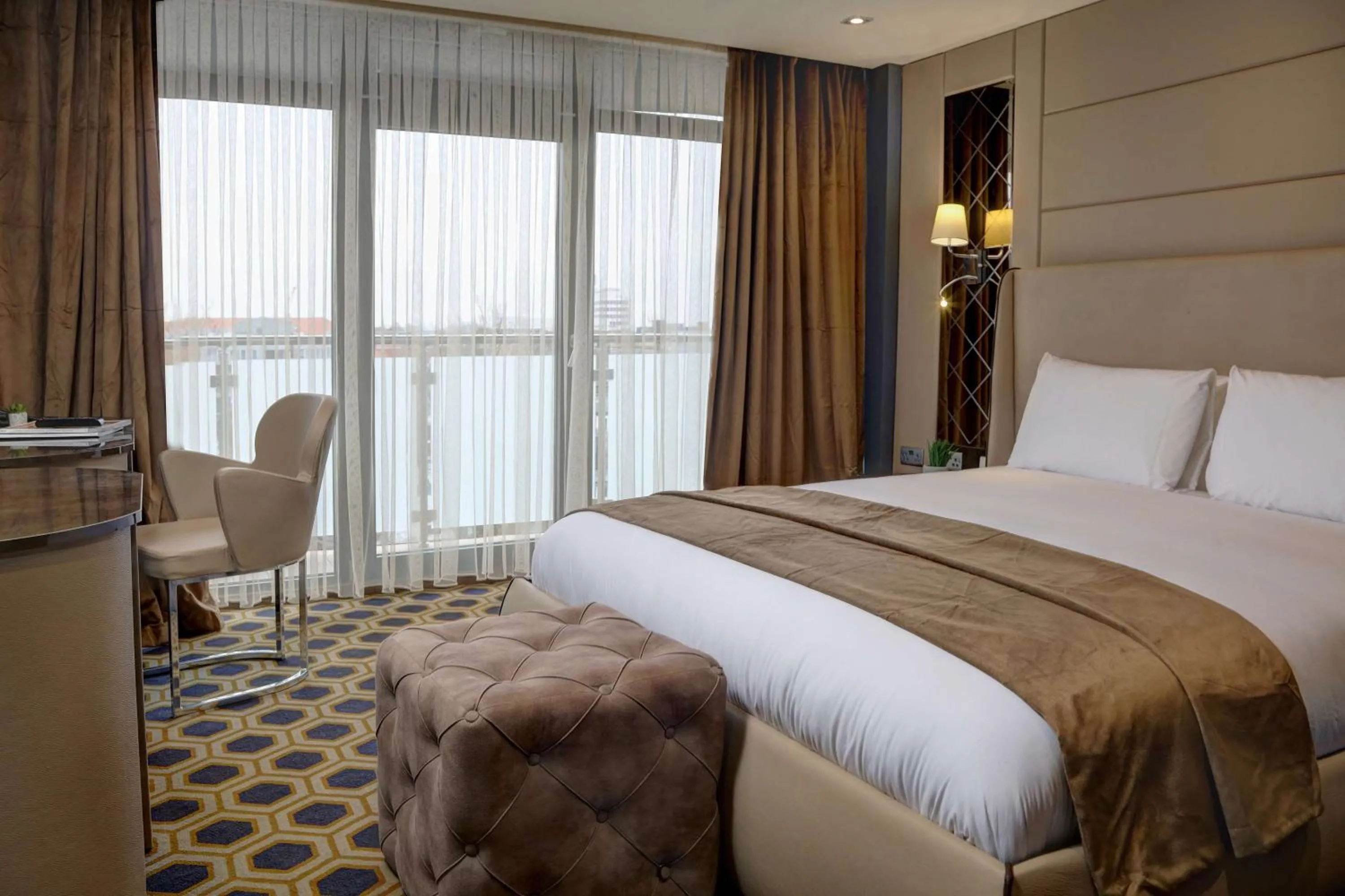 Bedroom, Bed in Putney Hotel